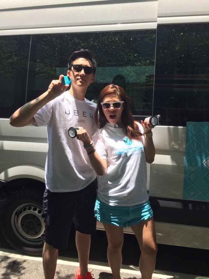 顧立楷(左)任職Uber期間舉辦全球冰淇淋日,丹妮婊姐(右)亦擔任冰淇淋外送員。(翻攝自Uber臉書)