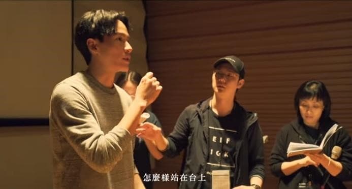 去年徐嘉凱(中)以執導的電影《聖人大盜》入圍金馬獎最佳新導演。(翻攝自YouTube SELF PICK頻道)