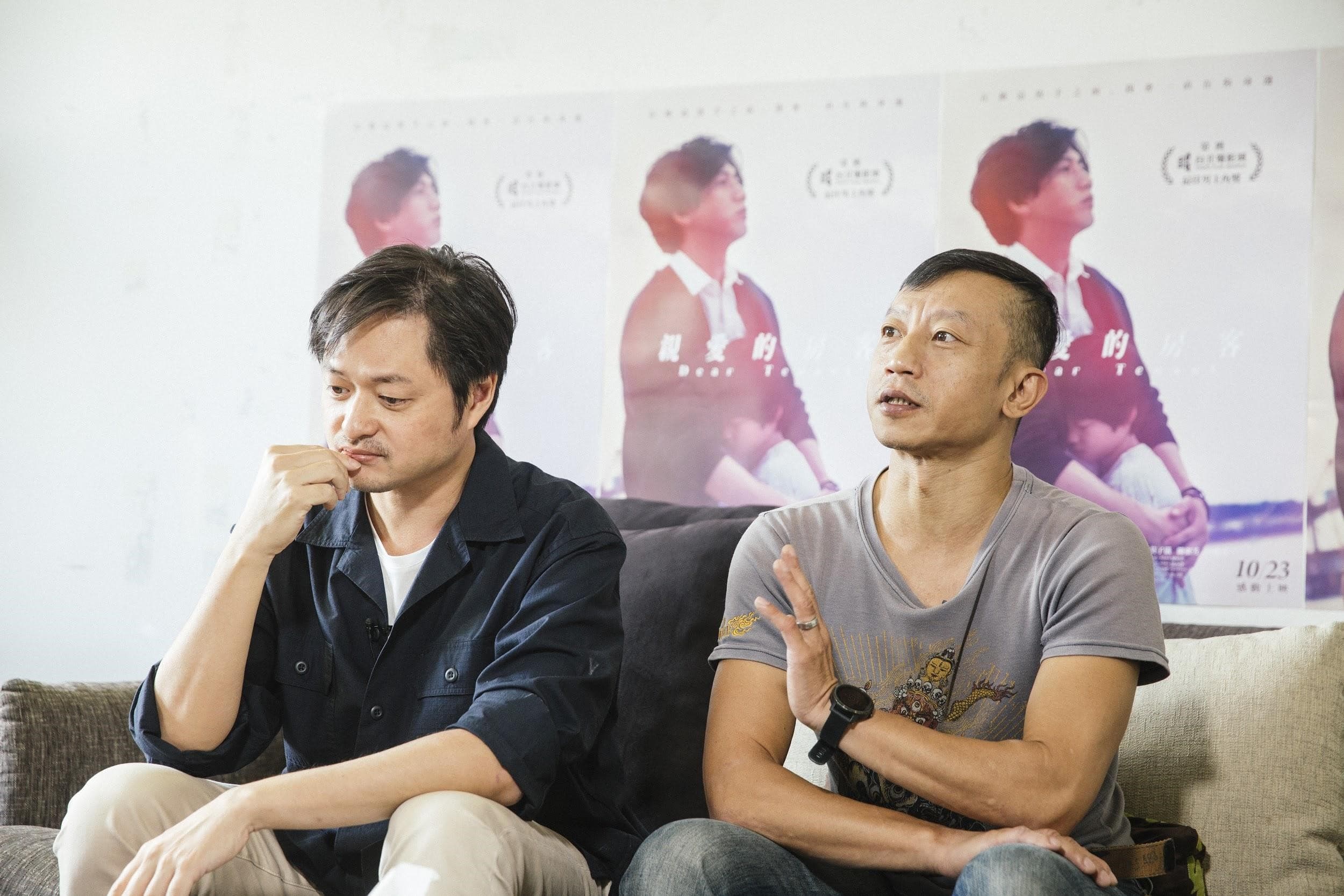 楊雅喆(右)在鄭有傑(左)創作《親愛的房客》過程中,提供許多建議。