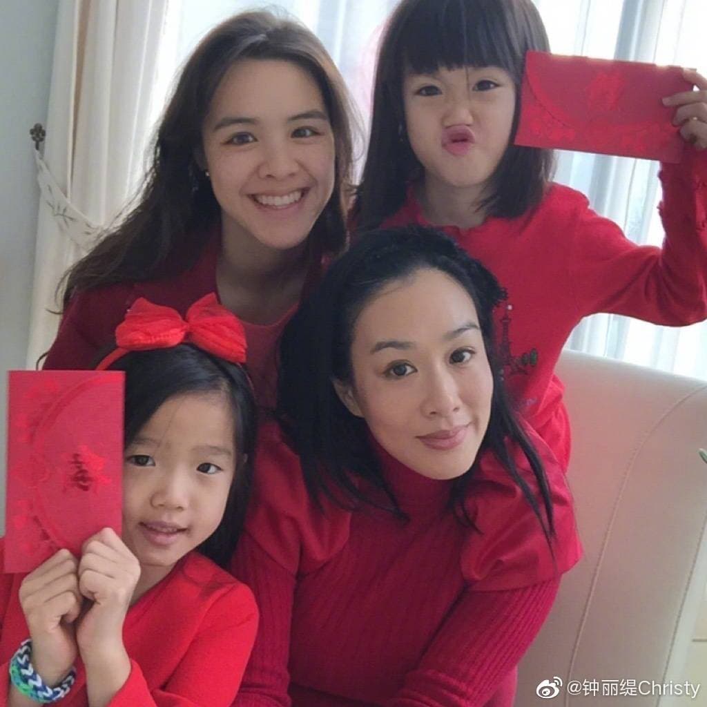 鍾麗緹生下三個女兒,最漂亮絕對是大女兒張敏鈞(Yasmine)。(翻攝自鍾麗緹微博)