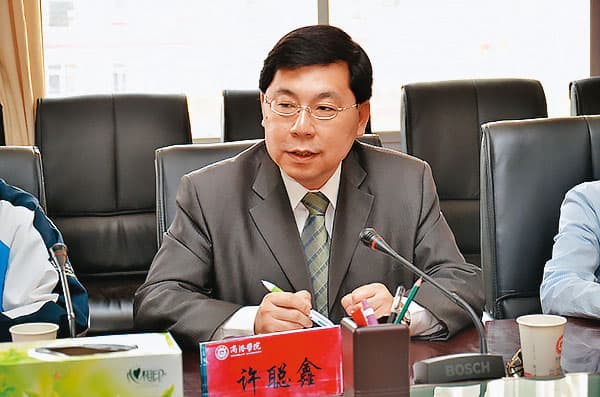 南開科大校長許聰鑫(圖)主導的教評會,認定講師關維侊與學生衝突,須負責。(翻攝網路)