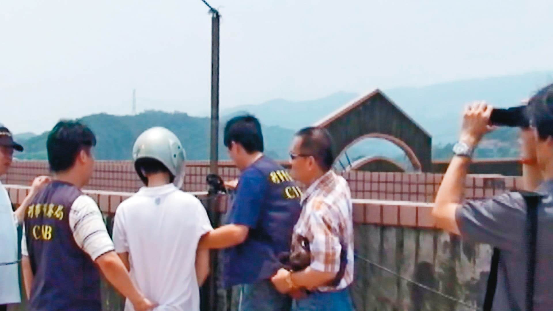 為避開監視器,張姓凶手(左2)帶著繩梯從屋頂垂降到15樓自家陽台,入屋犯案。(東森新聞提供)