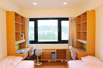司法官學院宿舍雙人房約4坪大,空間無間隔,同住的人都可清楚看見對方的一舉一動。(翻攝自法務部官網)