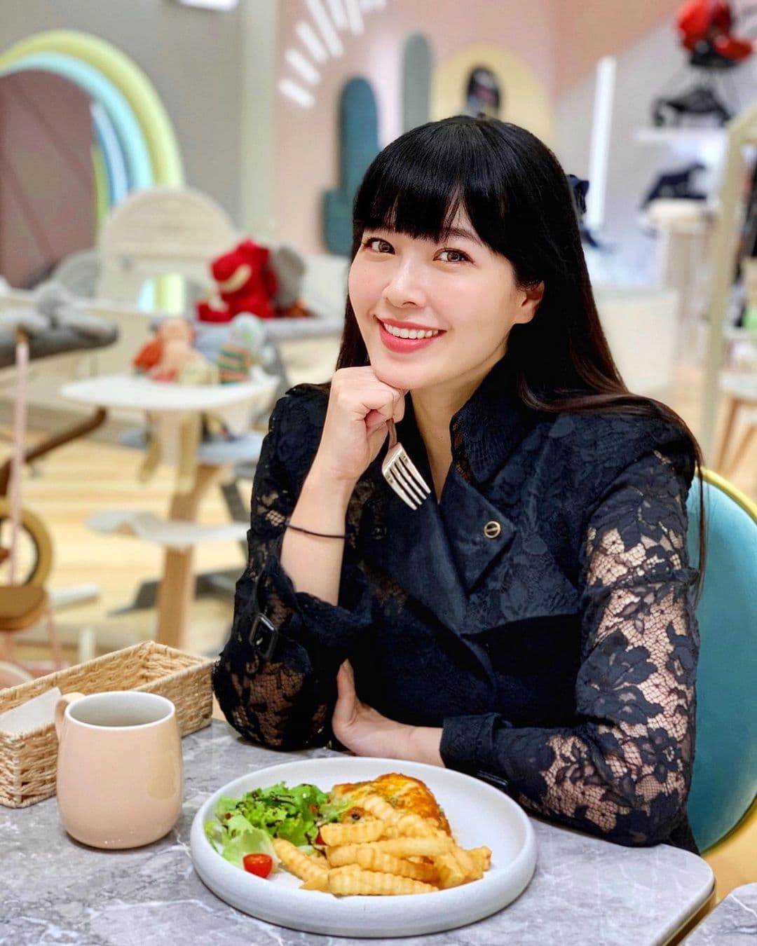 廖曉喬挺著孕肚忙碌咖啡廳開幕活動。(翻攝自廖曉喬IG)