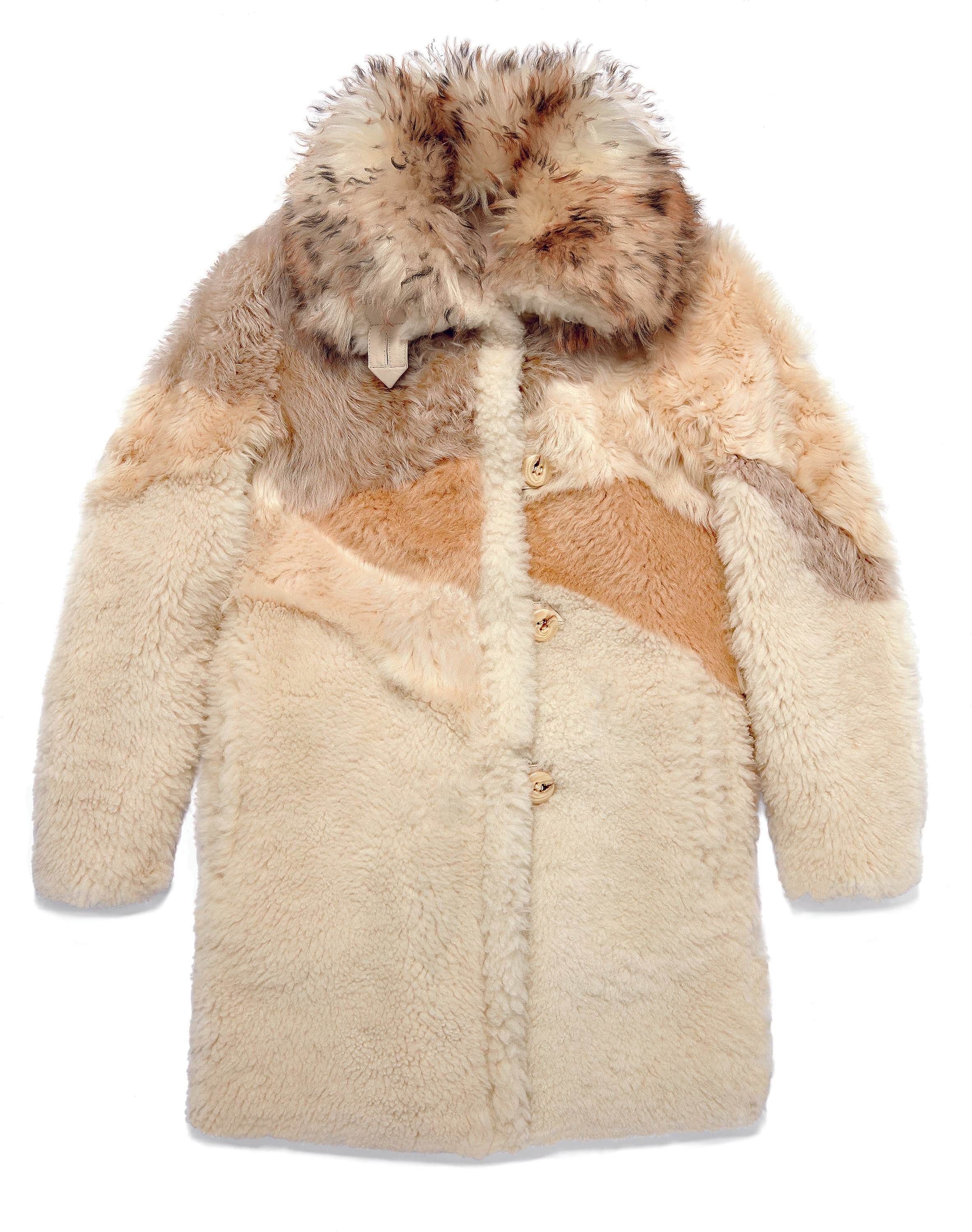 運用5種不同的Shearling拼接並經鞣製處理而成的大衣。NT$98,800(COACH提供)