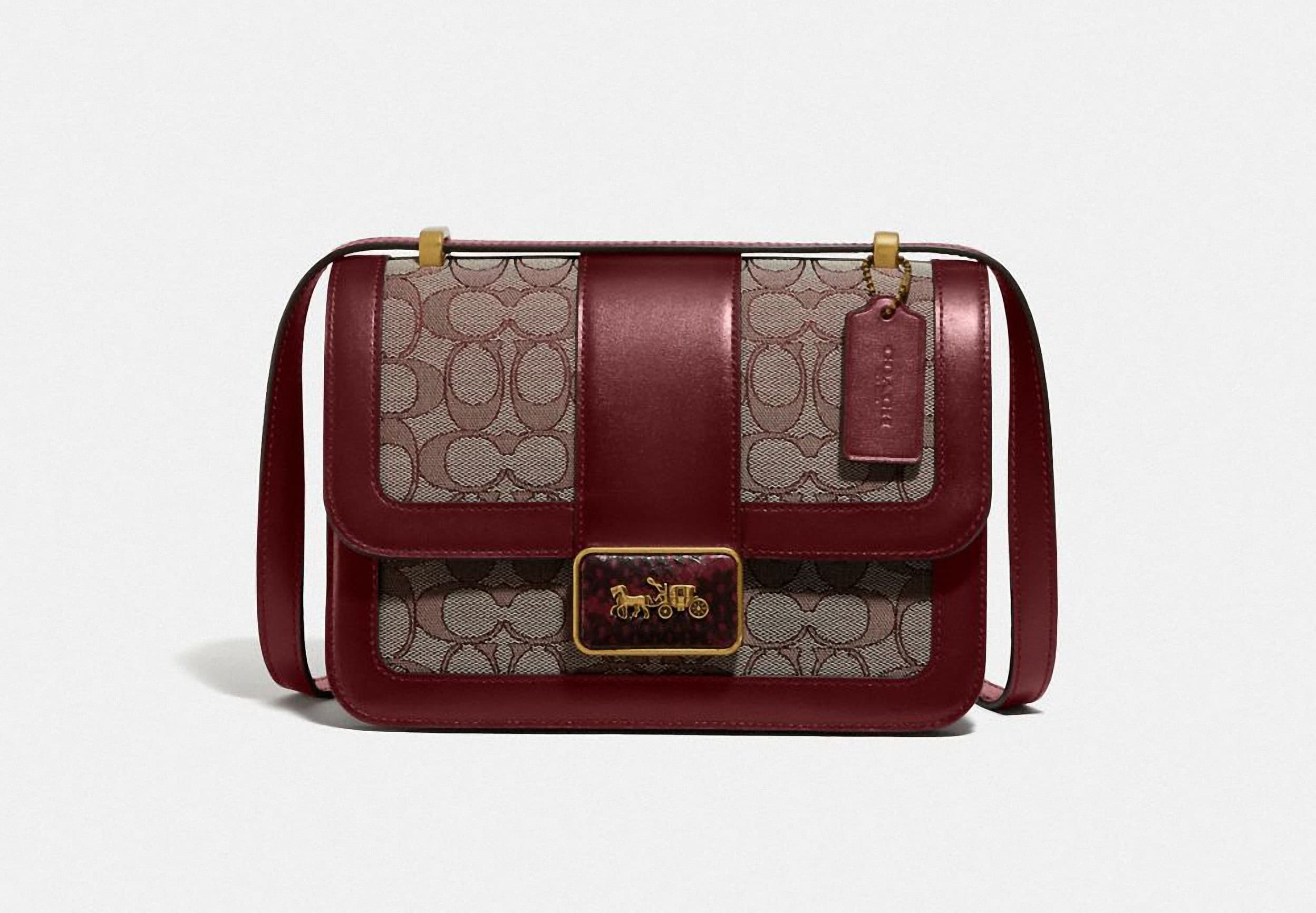 COACH肩背包。NT$27,800(COACH提供)