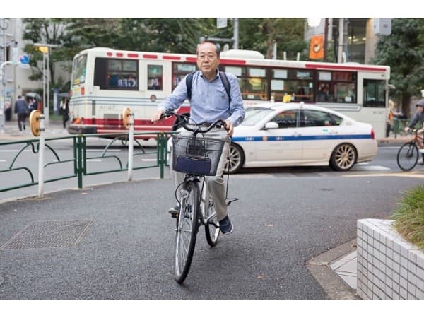 (桐谷廣人每天騎著腳踏車,出門使用優惠券。翻攝自straightpress.jp)