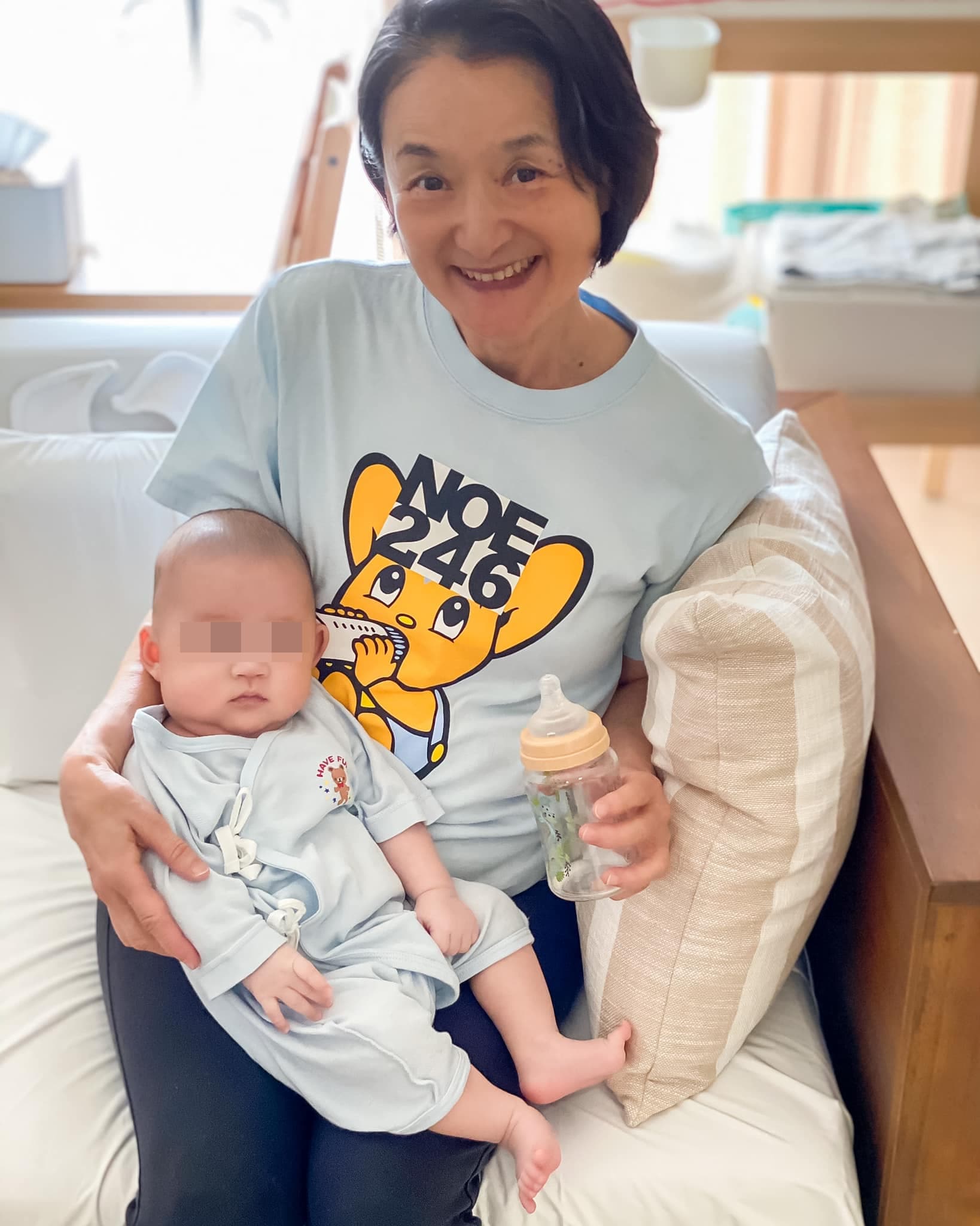 歐陽靖的媽媽譚艾珍幫忙照顧小孩。（翻攝自歐陽靖臉書）