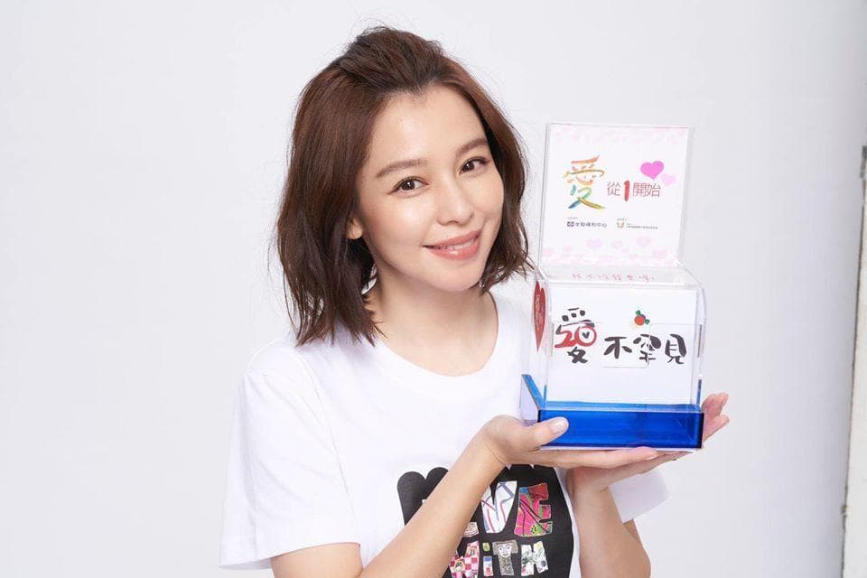 徐若瑄是一家的經濟支柱,曾為弟弟投資拉麵店。(翻攝自徐若瑄臉書)