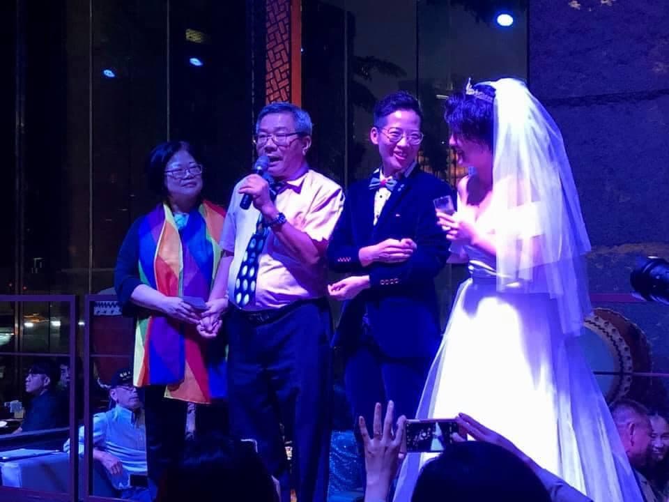 (左起)江媽媽、江爸爸來到映帆和小紅的婚禮,訴說自己這些年為了女兒而改變的觀念,真情告白讓許多人直呼十分感動。(圖片來源:婚禮攝影)