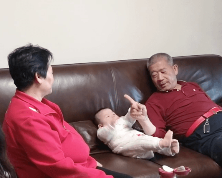 田新菊(左)和黃維平(右)對小生命的到來表示雖然疲累,但非常幸福。(翻攝自《新京報我們》秒拍視頻)