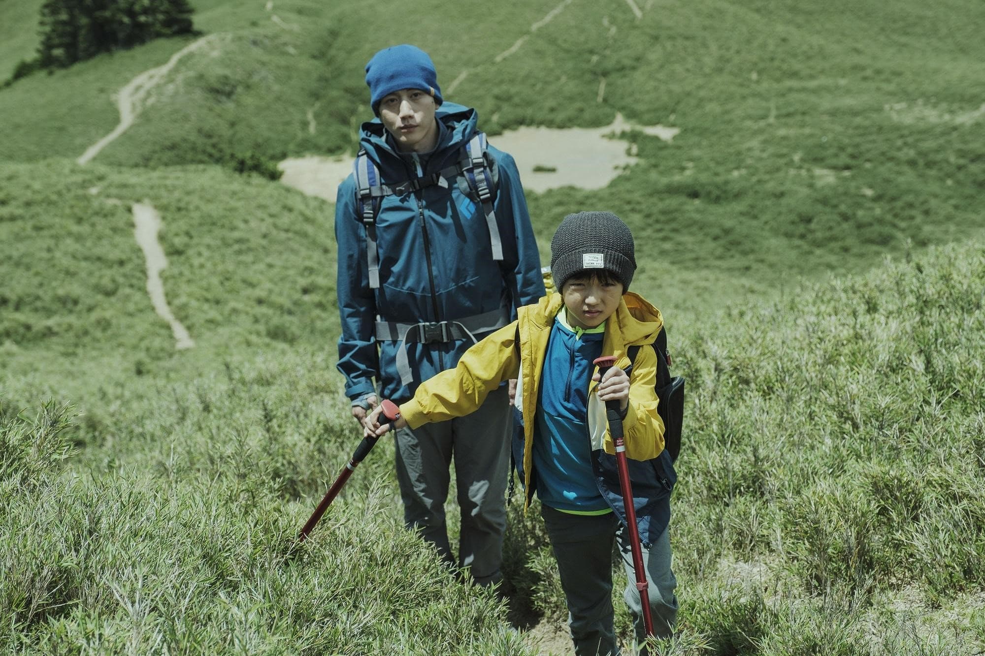 戲中莫子儀(左)帶著白潤音(右)一起登山。(牽猴子提供)