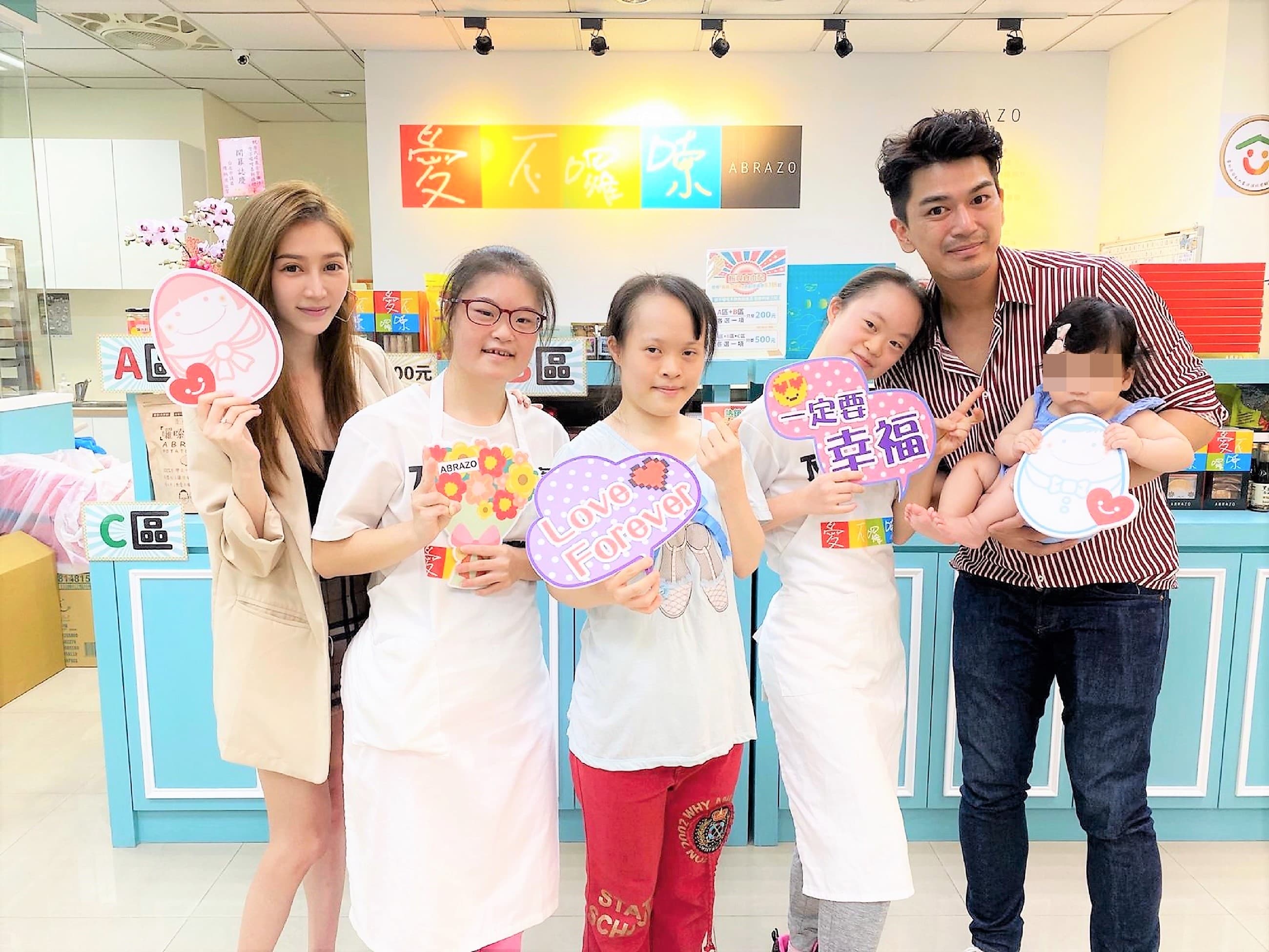 潘逸安(右)抱著女兒米估和老婆Vivian(左)一同參訪憨兒烘焙坊。(艾迪昇傳播提供)