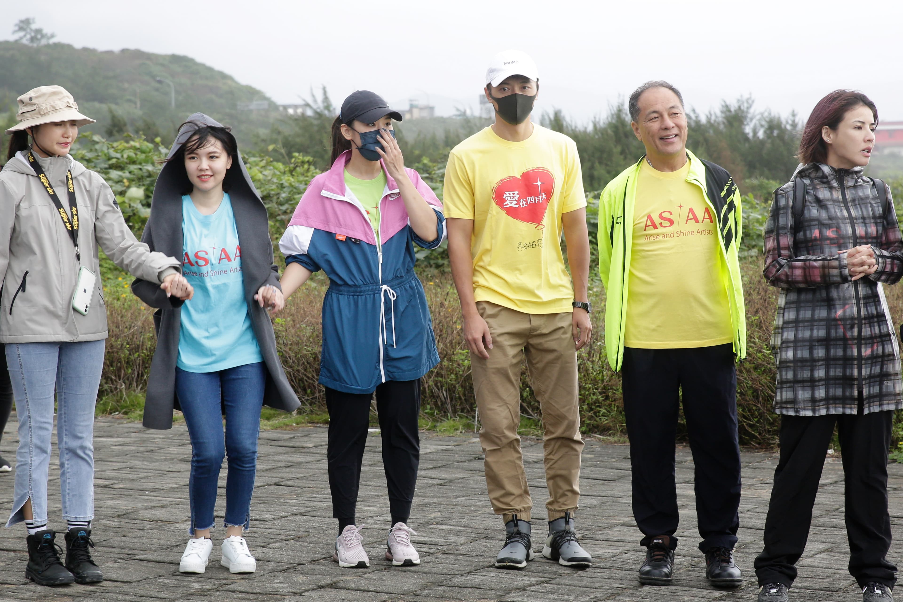 馬俊麟（右3）、梁敏婷（左3）夫妻檔首次出席淨灘活動，成了媒體追逐焦點。