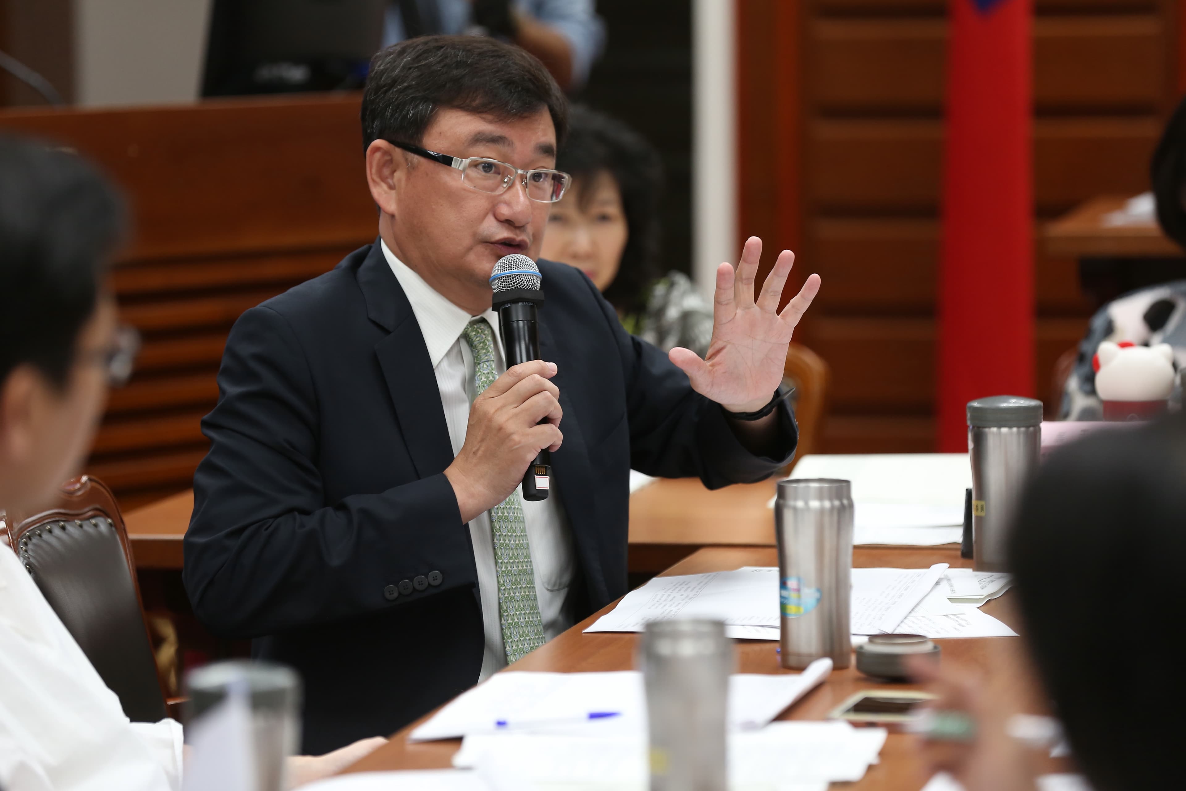 民進黨立委黃國書虧江啟臣：「今天給你5分鐘當黨主席，其他的時間就是台中立委而已！」（本刊資料照）
