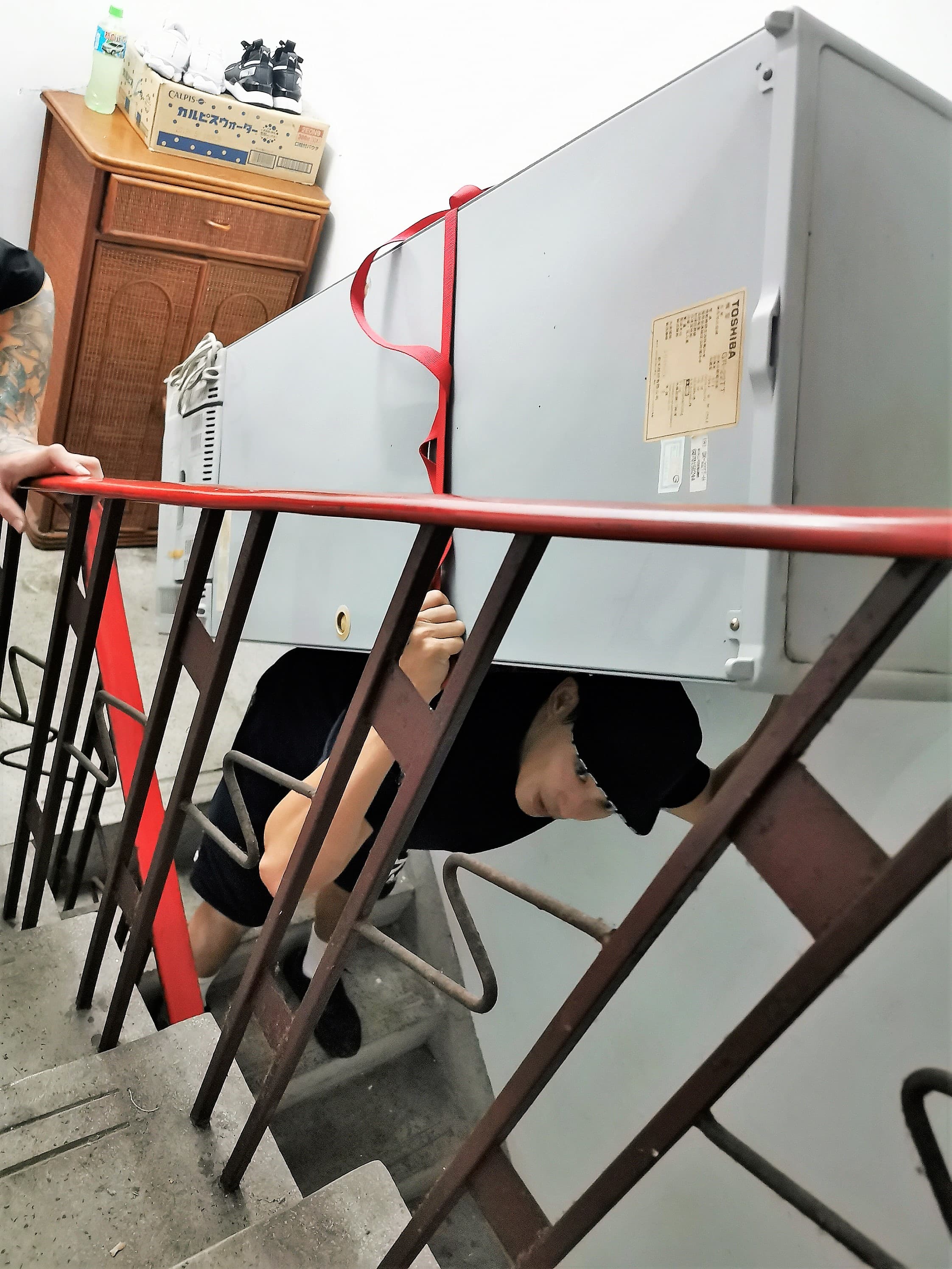 廖威廉為演好《神之鄉》中的搬家工人角色,特地到搬家公司實習。(東森、映畫提供)