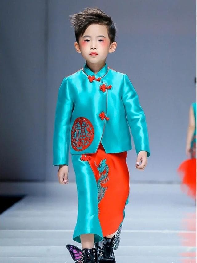 7歲的易烊昱華已踏進演藝圈,日前幫品牌走秀。(網路圖片提供)