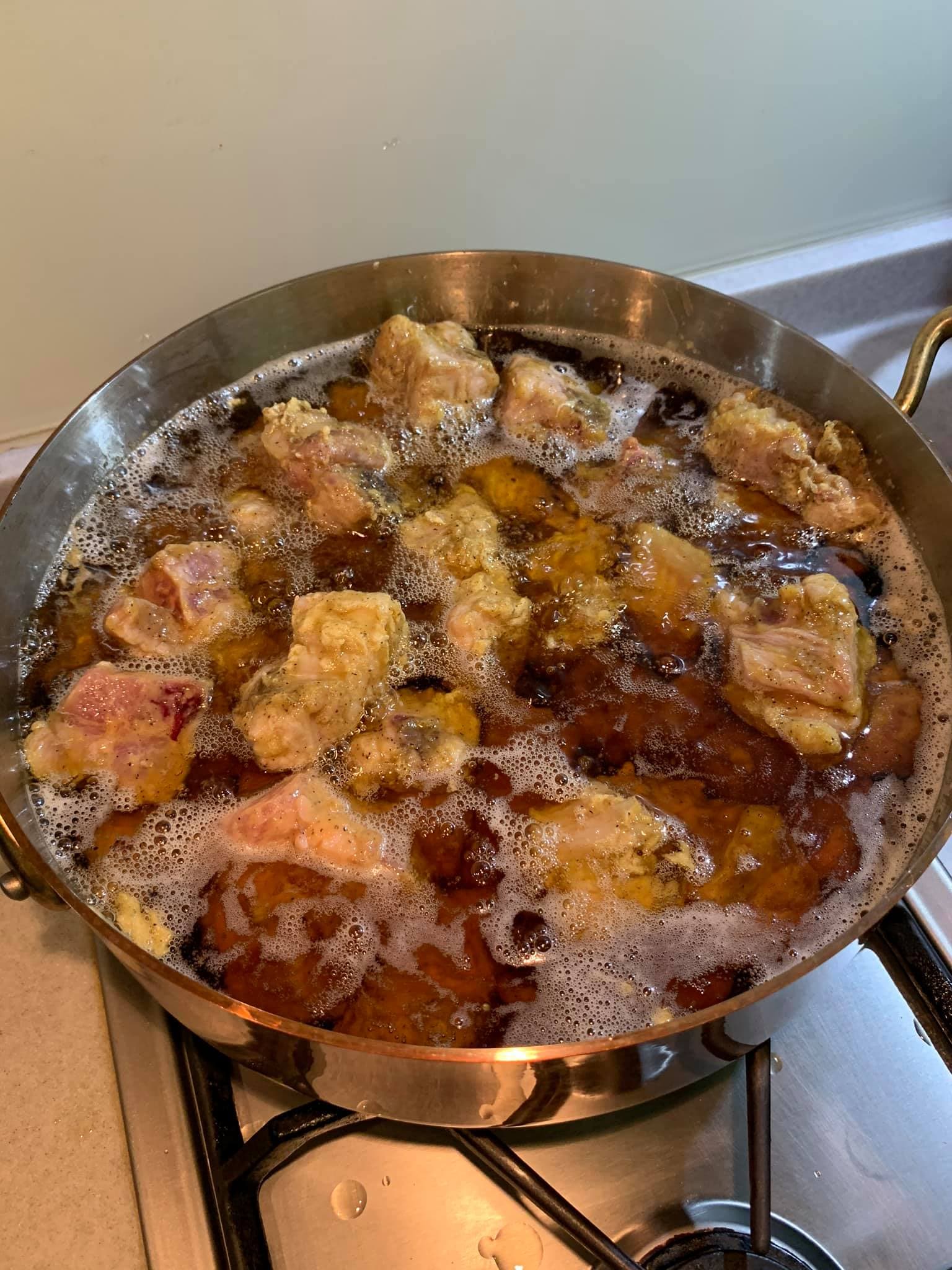 中火將肉排炸熟。