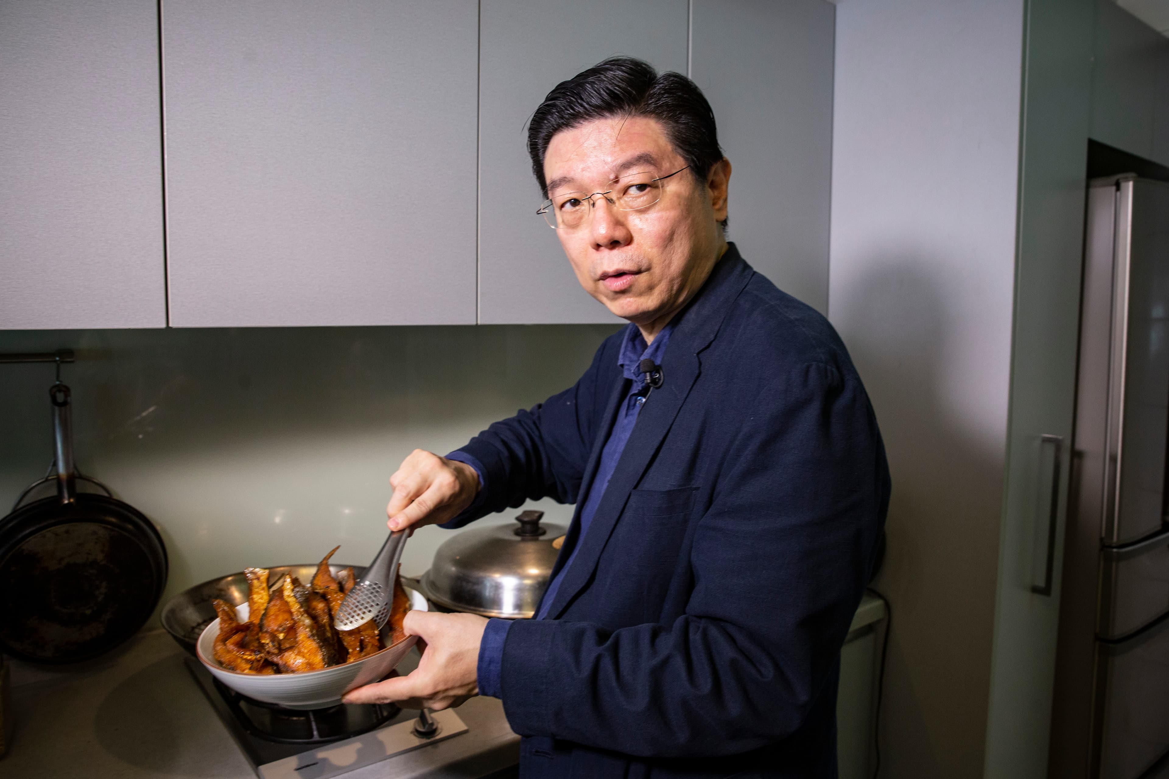 《鏡週刊》社長裴偉吃遍各大餐廳，在家下廚時會複製名廚好菜，現在也公開他的廚房筆記。（攝影：王漢順）