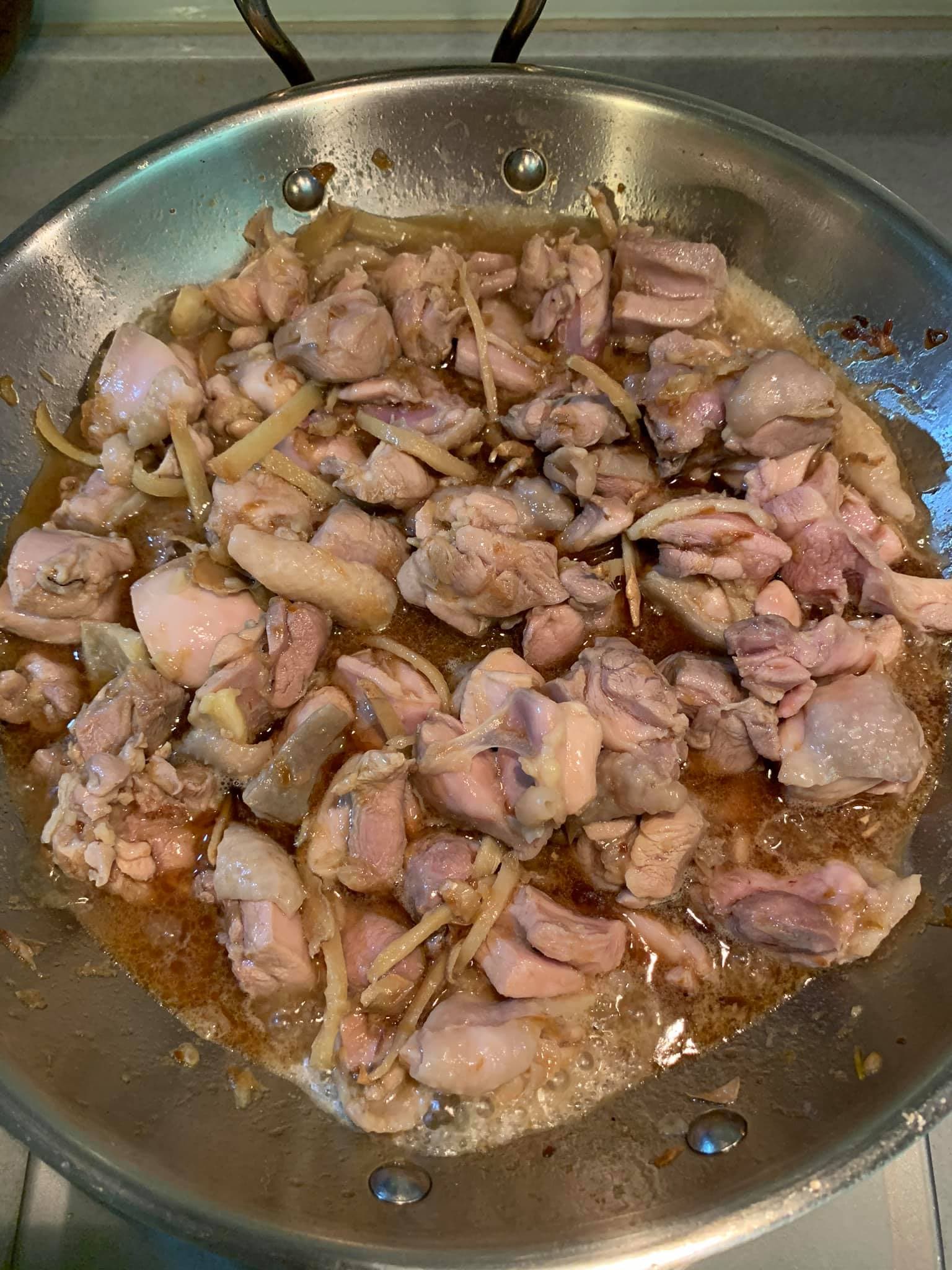 加入米酒,湯汁不用太多,這不是吃雞酒,是做麻油雞飯。熟了便撈起雞塊。