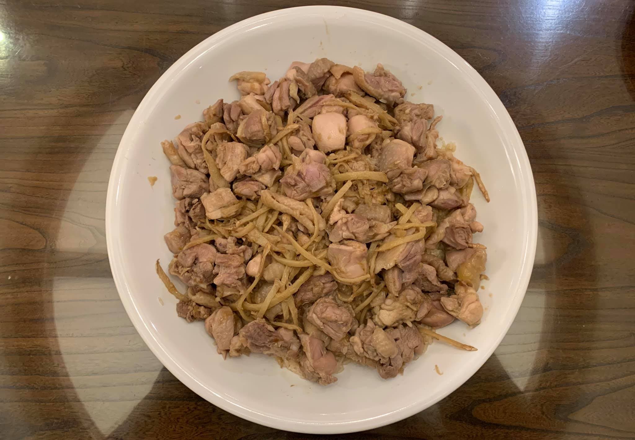 將雞塊鋪在油飯上,雞肉鮮嫩、糯米Q軟。