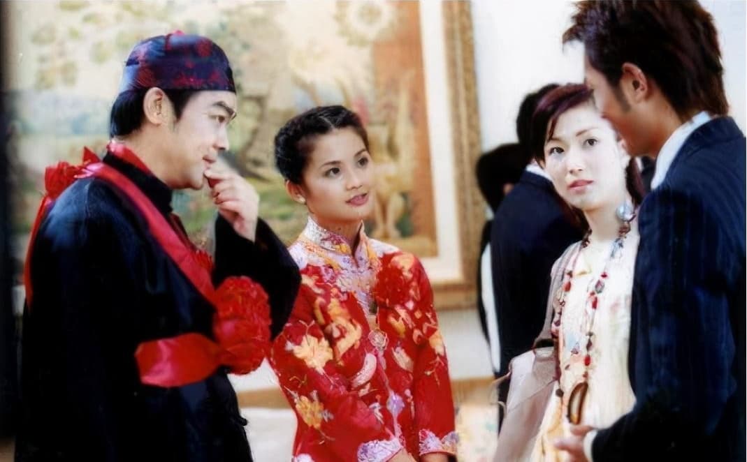 17年前鄭秀文與蔡卓妍曾合演《戀上你的床》,但兩人片零互動,對手戲也很少。(網路圖片)