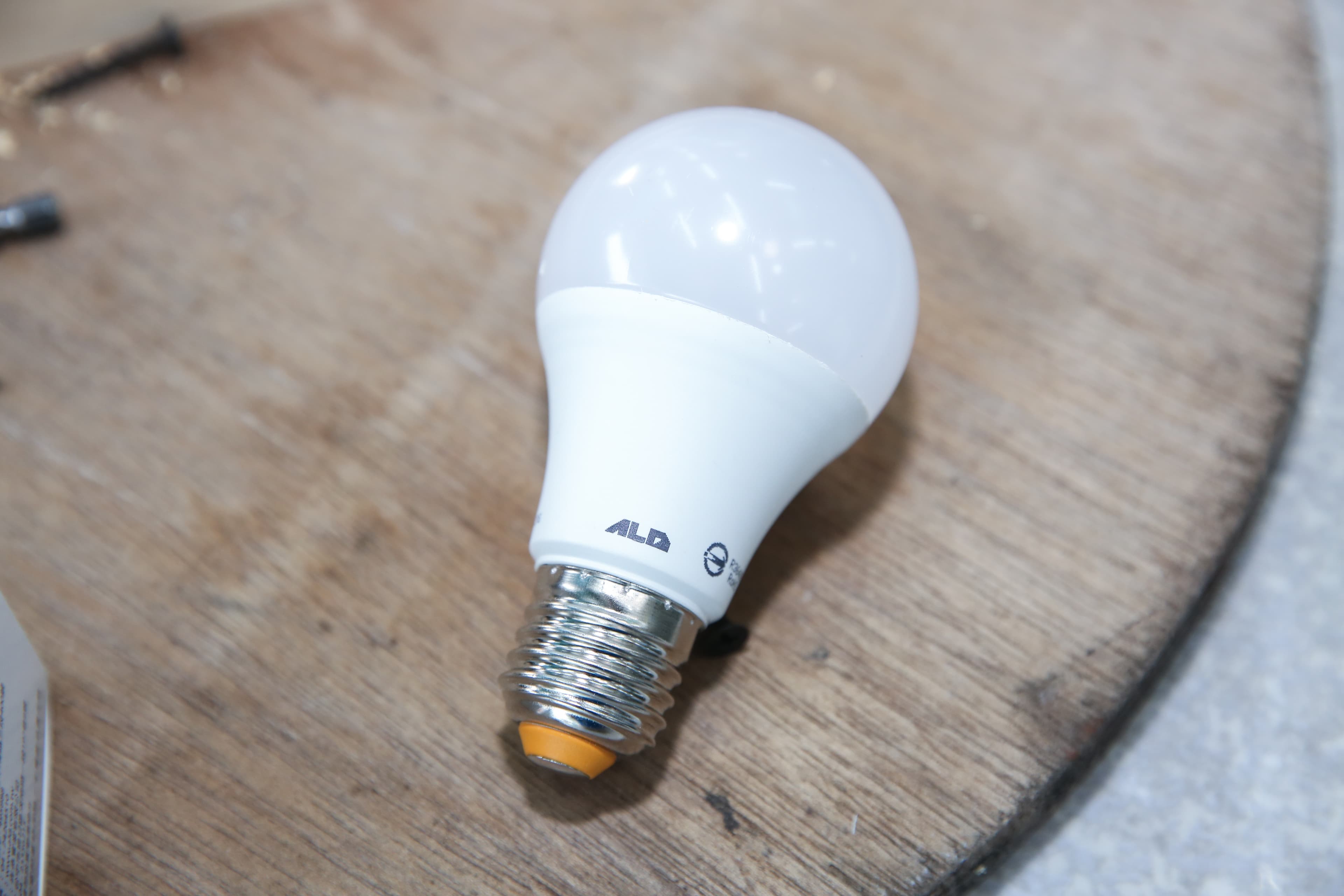陸製LED省電燈泡品質良莠不齊，振宇找台廠開發ALD自有品牌燈泡。（98元／顆）