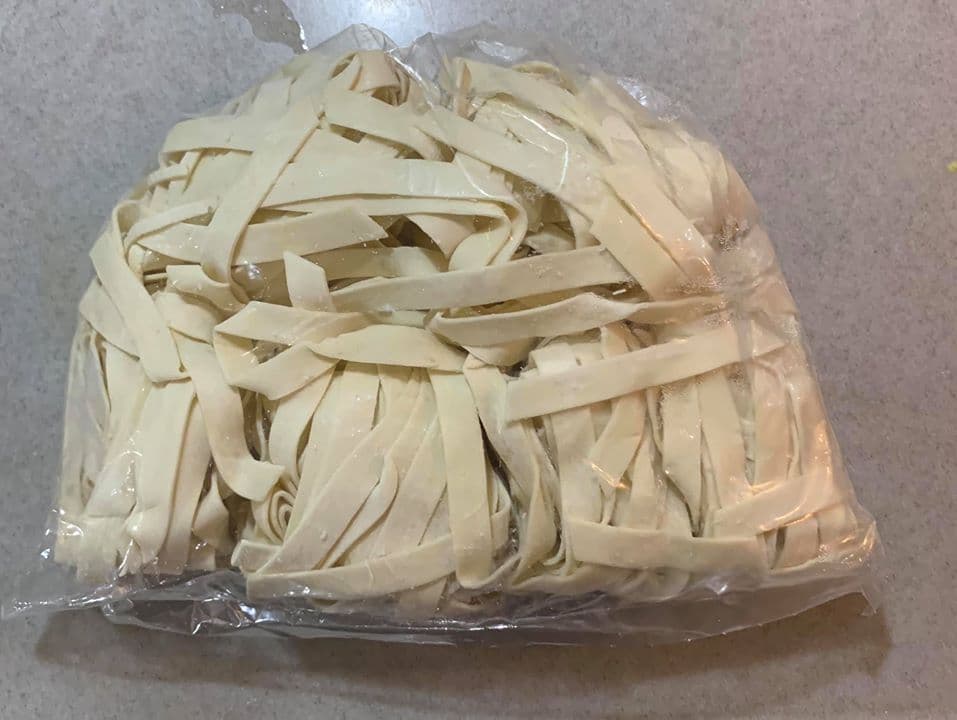 準備寬麵4球。