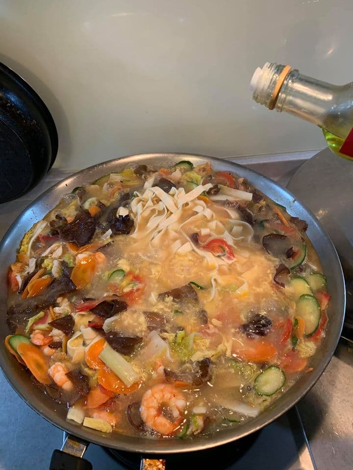 加蛋汁後不要翻攪,最後加香麻油提味。