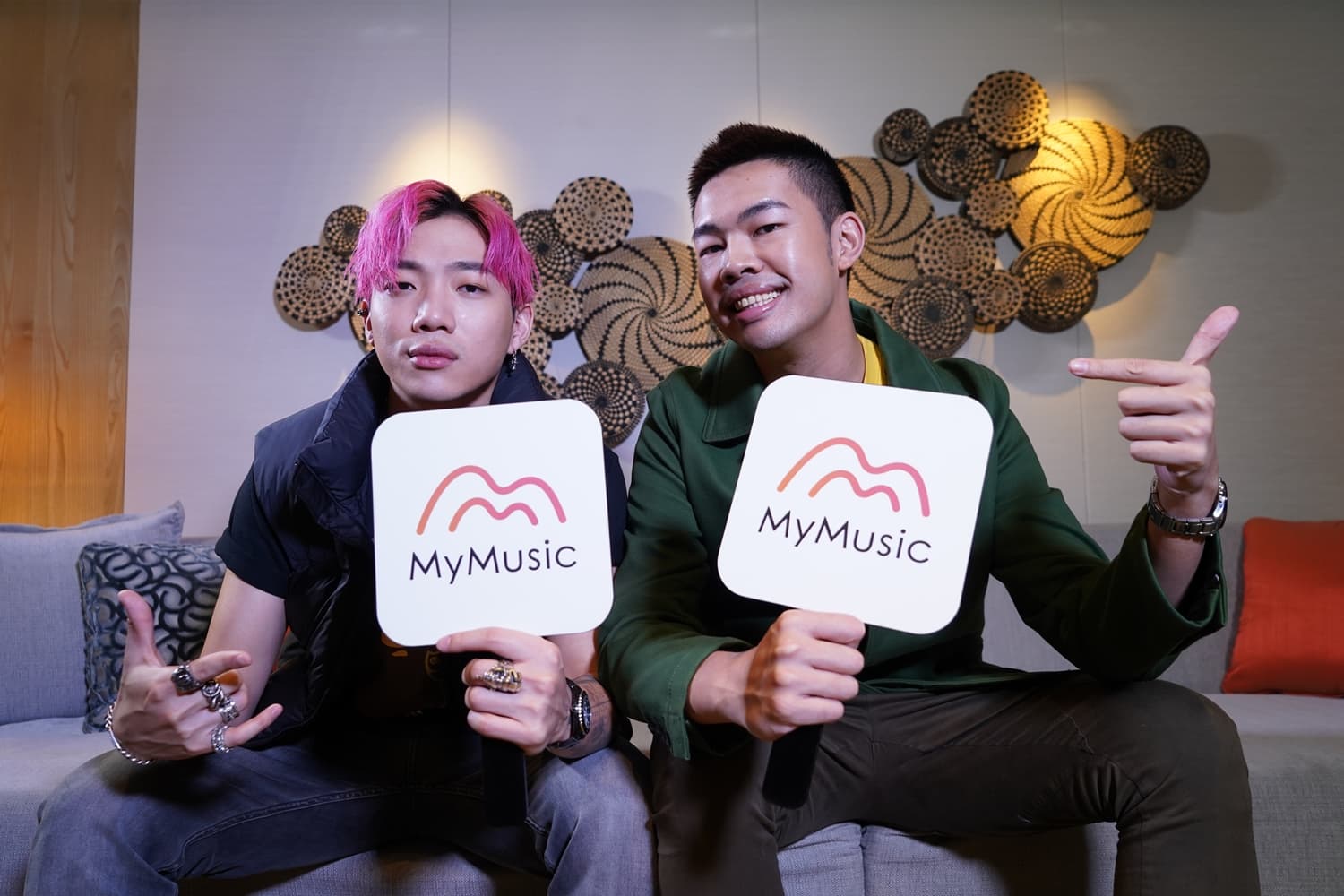 ØZI整夜未睡，但跟陳大天聊音樂時依然很帶勁。（MyMusic提供）