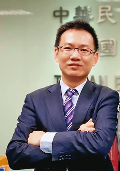 曾協助北捷潛水夫症案的律師吳俊達指出,此案雖難以《國賠法》求償,但仍可向國防部提起民事損害賠償訴訟。(翻攝吳俊達臉書)