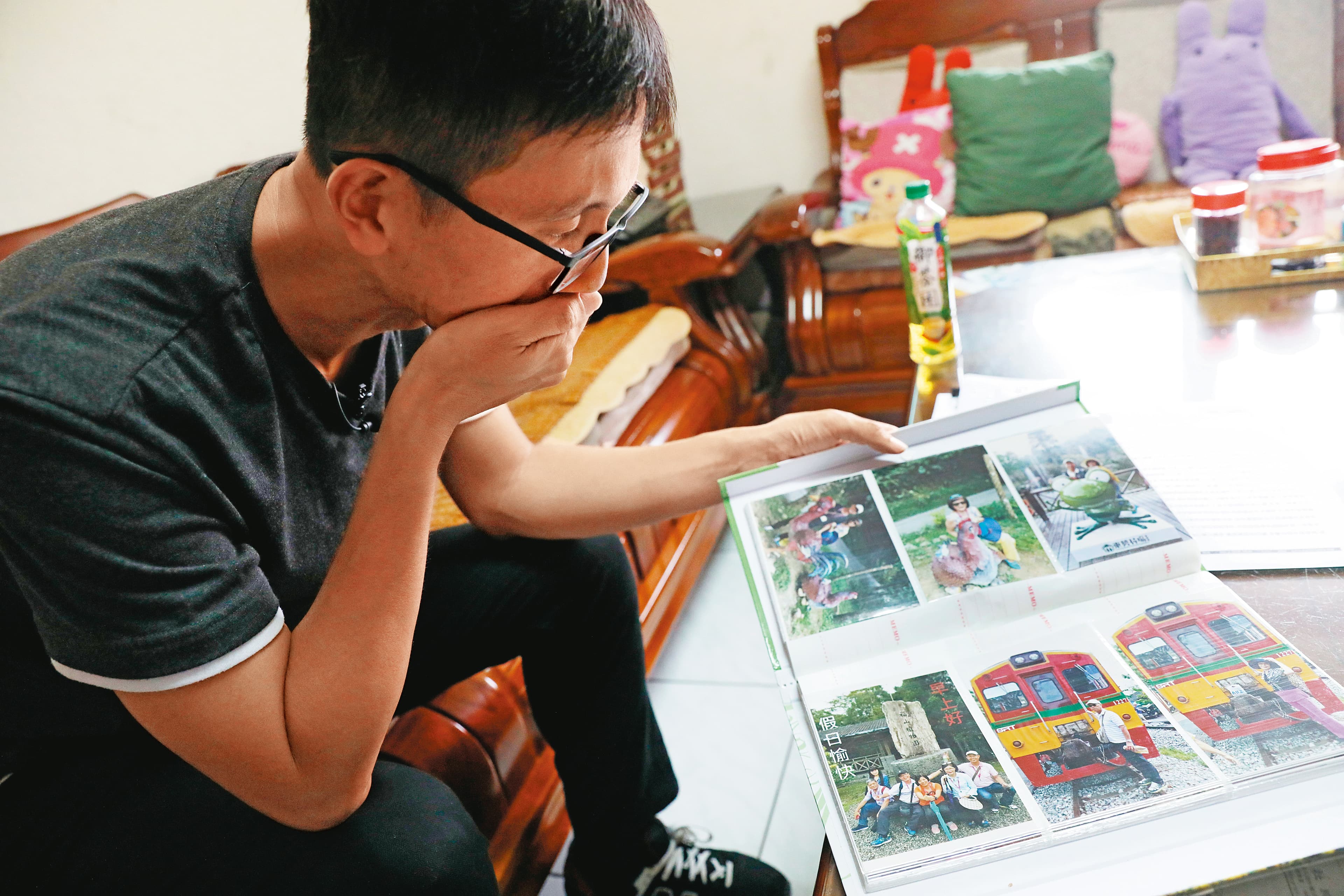 鮑啟宇過世前,將自己和家人的照片沖洗成好幾本相本,他兒子(圖)認為,這是爸爸想留給他們看的。