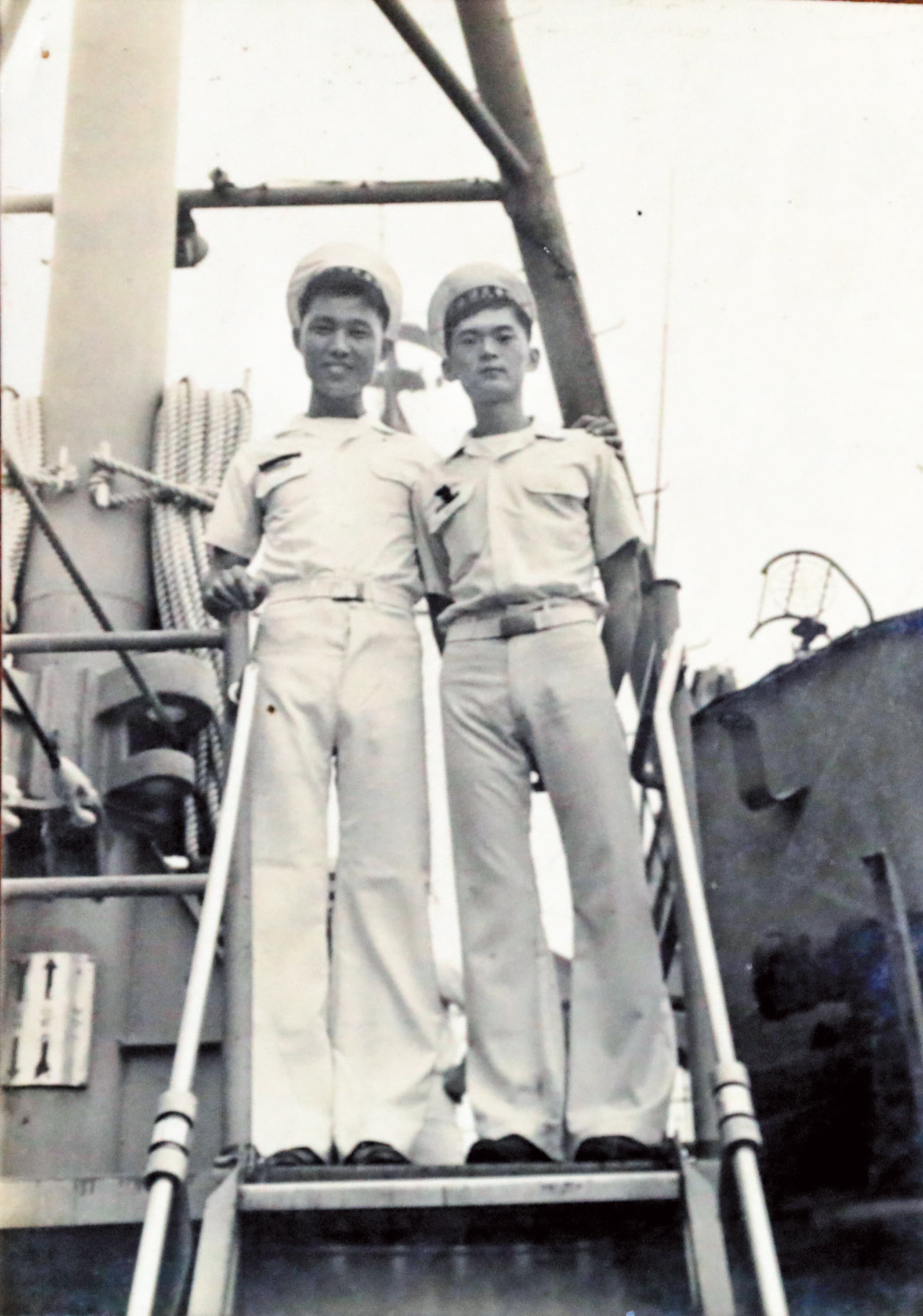 鮑啟宇(左)在1970年代於海軍服役時與同袍合影。(鮑啟宇家人提供)