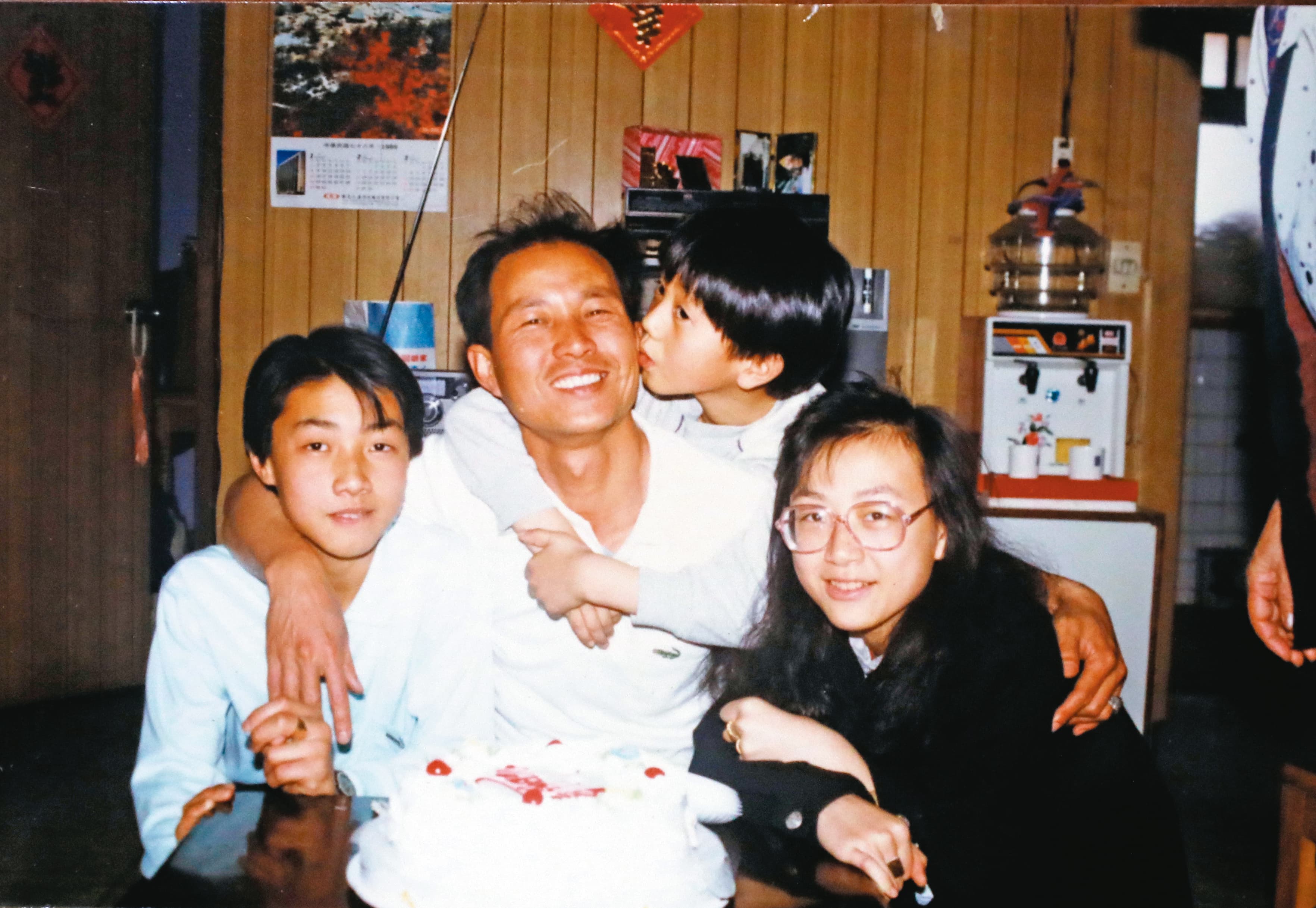 鮑啟宇(左2)有3個子女,他因為跑船長年不在家,但總是帶很多海上故事回家。(鮑啟宇家人提供)
