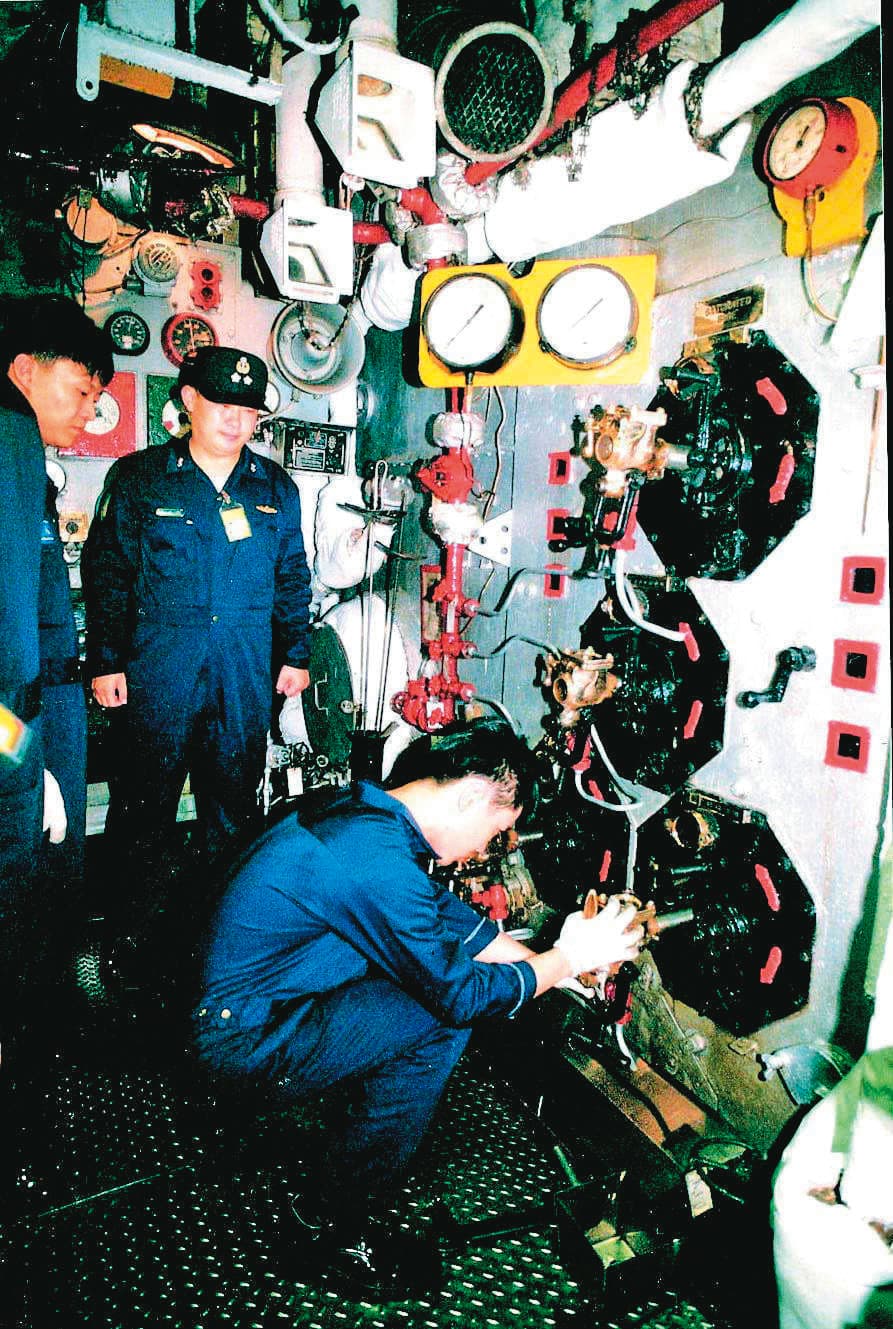 台灣早期軍艦鍋爐艙管線通常包覆石綿,大修時須拆除才能更換管線,造成石綿暴露。(聯合知識庫)