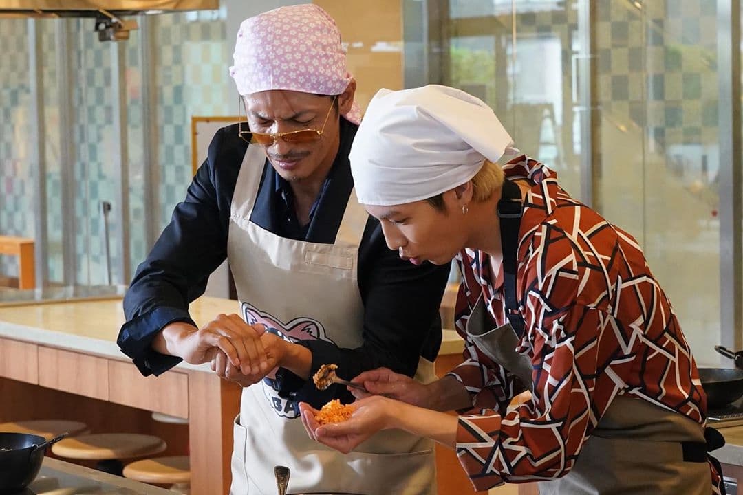 玉木宏(左)與幫派小弟一起去上料理教室,精進廚藝。(翻攝自《極道主夫》官方IG)