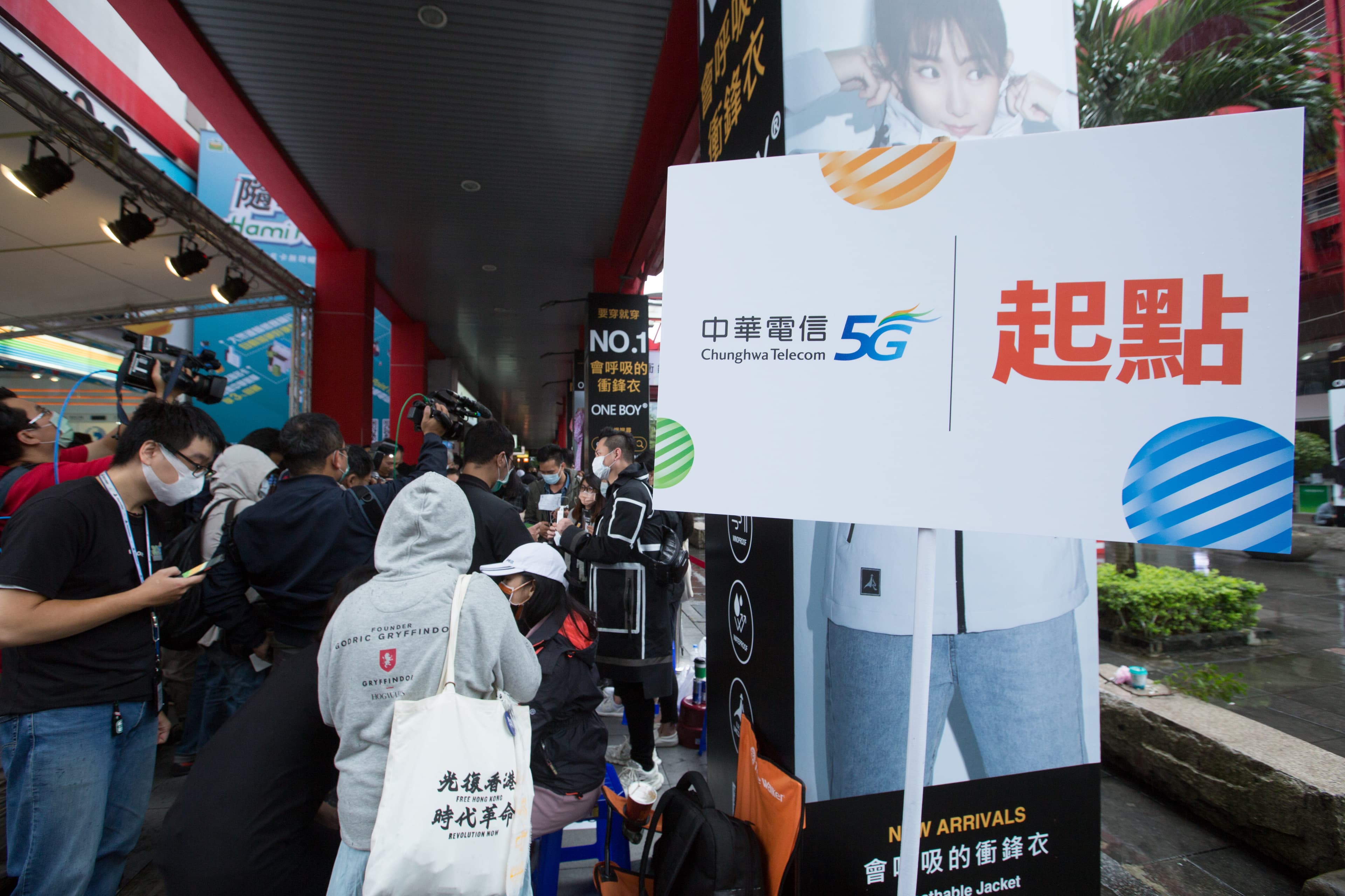 iPhone 12今天開賣，5大電信業者看好買氣。
