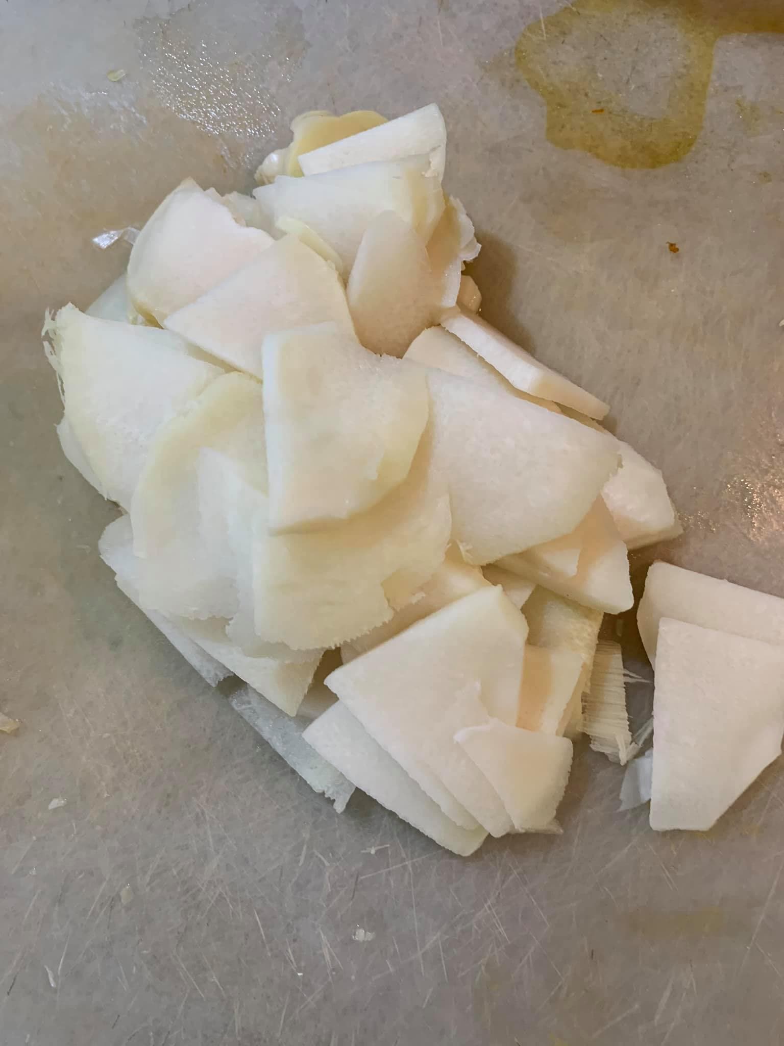 竹筍煮好切片,若市場沒有竹筍,也可以用山藥等其他白色蔬菜代替。