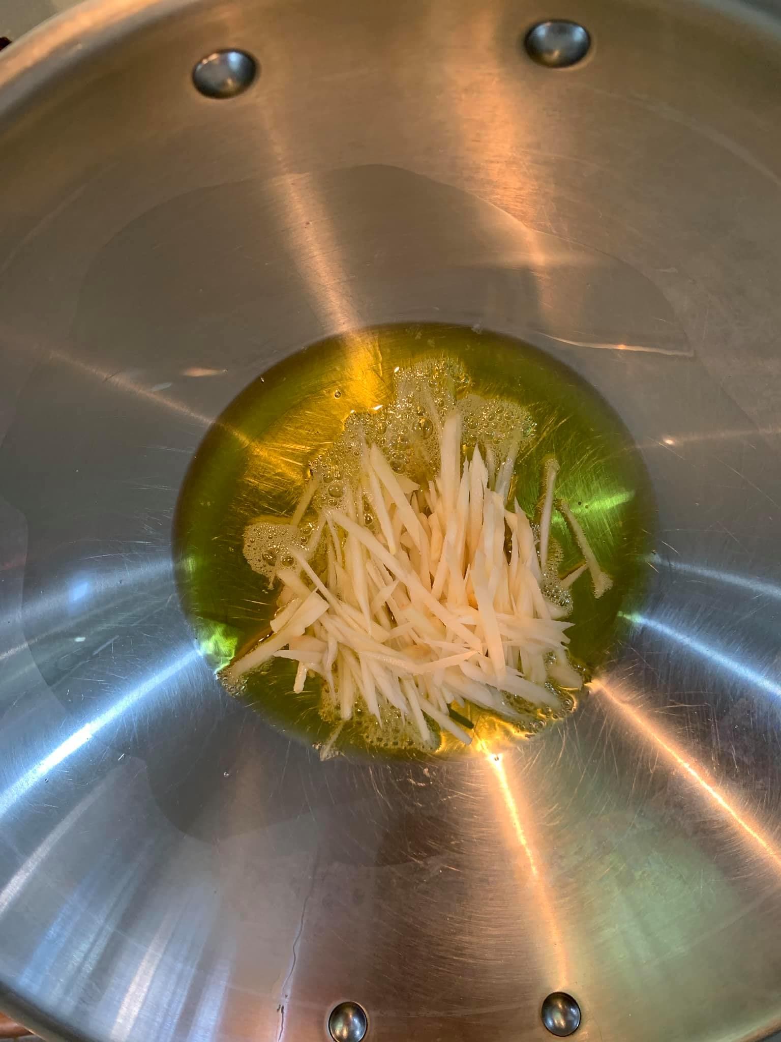 先炒薑,看到沒有,多少油。