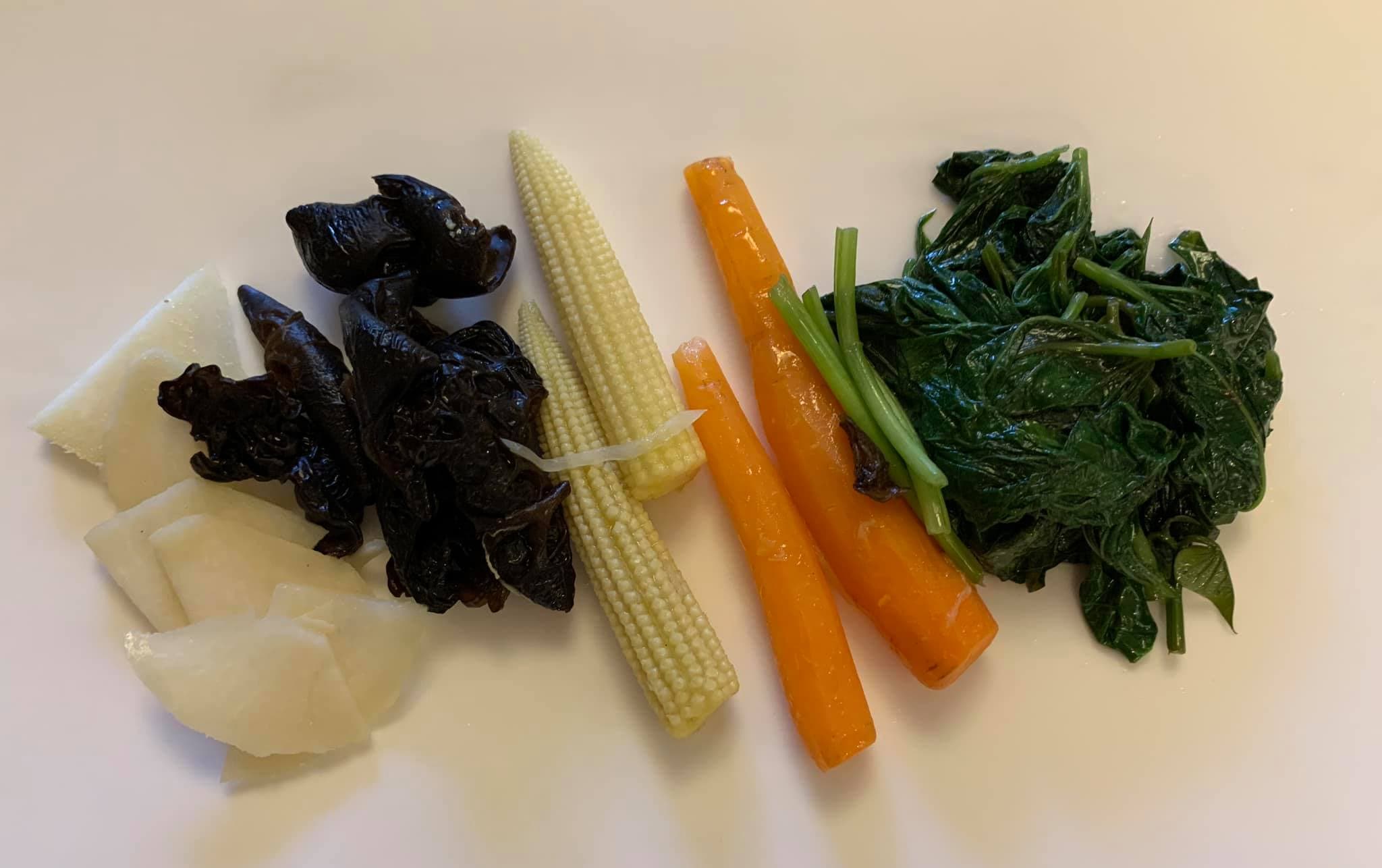 單人份苦茶油五行素菜,每個菜都油亮,吸足了苦茶油。