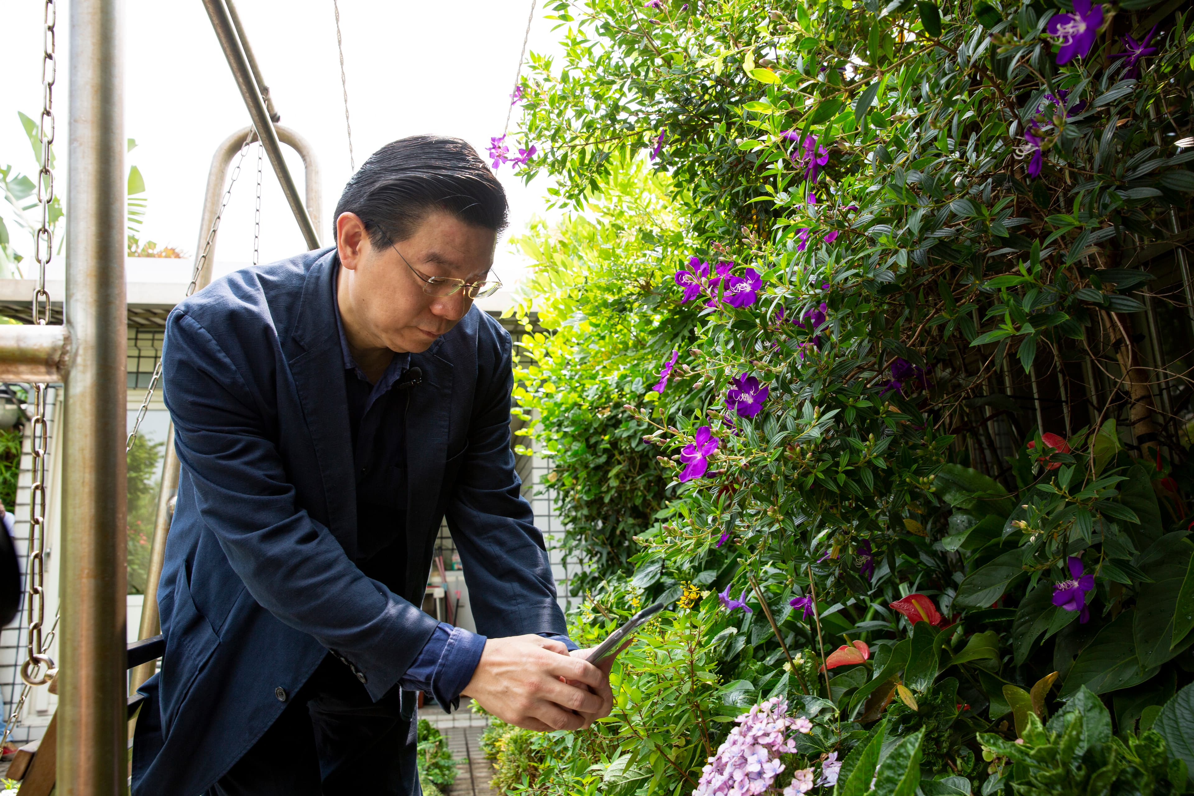 《鏡週刊》社長裴偉吃遍各大餐廳，回家下廚常複製名廚手路，現在也公開他的廚房筆記。（攝影：王漢順）