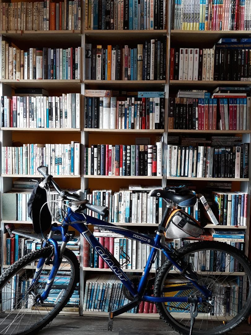 張國立的書架與單車。他每天都要運動,騎單車會故意騎上坡,好讓自己「多動一點」。(圖/張國立提供)