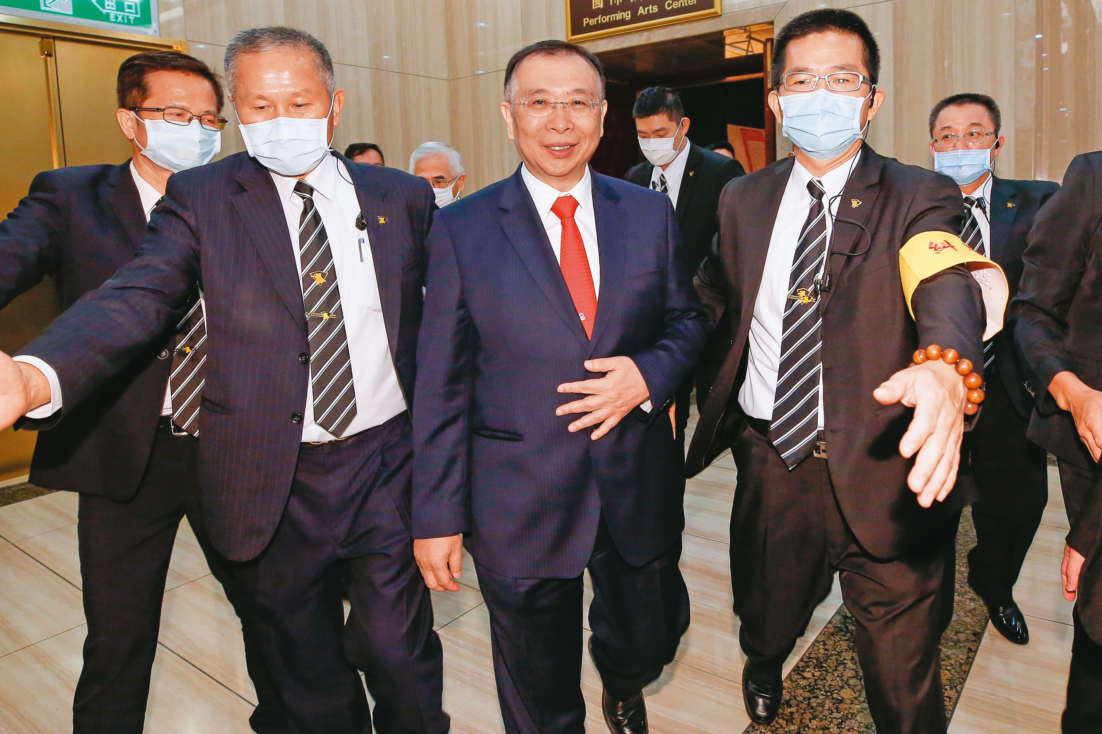 台鋼集團會長謝裕民(中)曾捲入桂宏鋼鐵掏空案官司纏身,負債數十億元,靠著併購翻身,陸續掌控光洋科、春雨、友訊等上市櫃公司,如今身價百億。