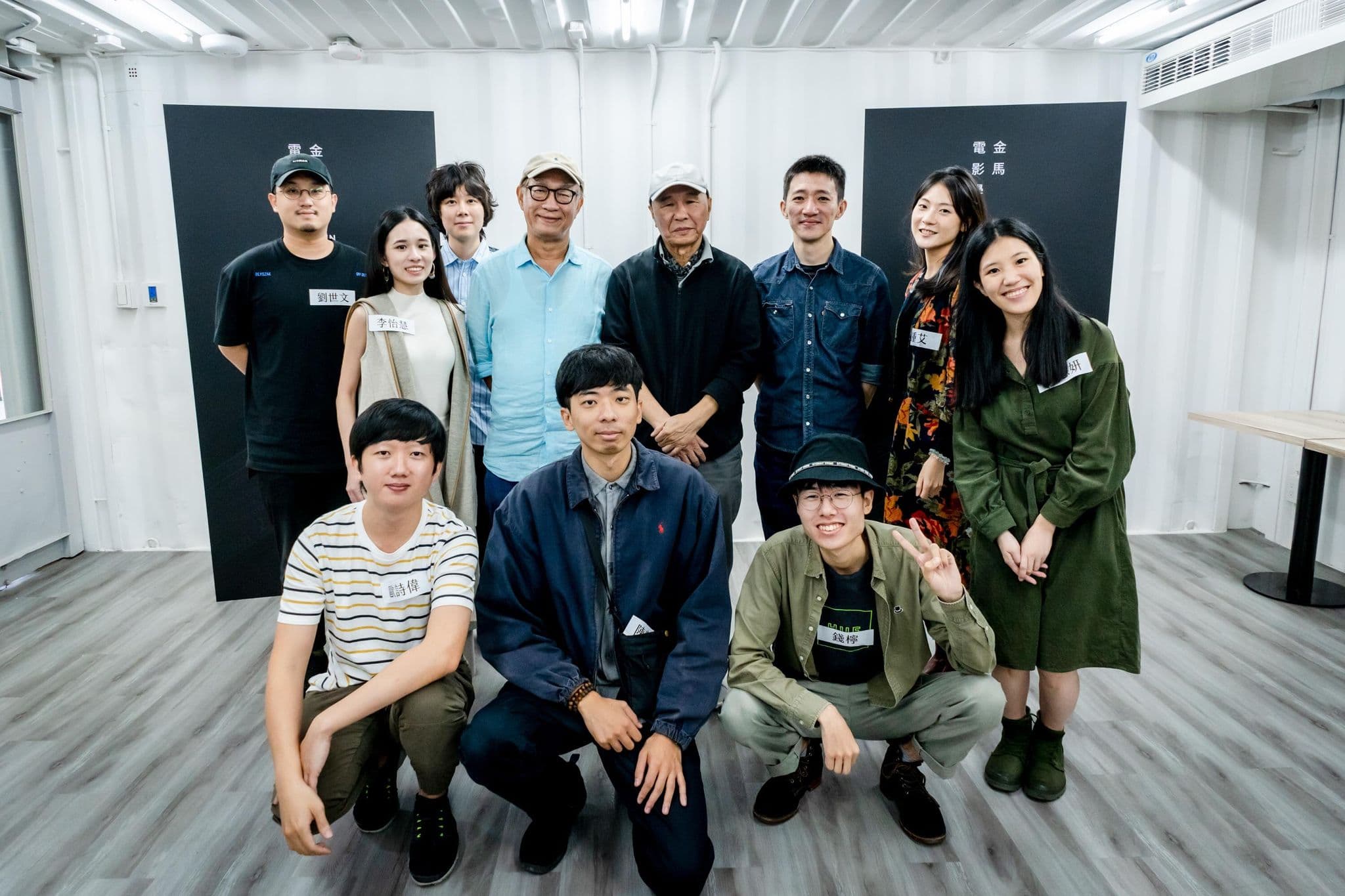 第12屆金馬電影學院24日開學,院長侯孝賢(中)、學務長廖慶松(左)、導師徐漢強(右)鼓勵學員玩出創意。(金馬執委會提供)