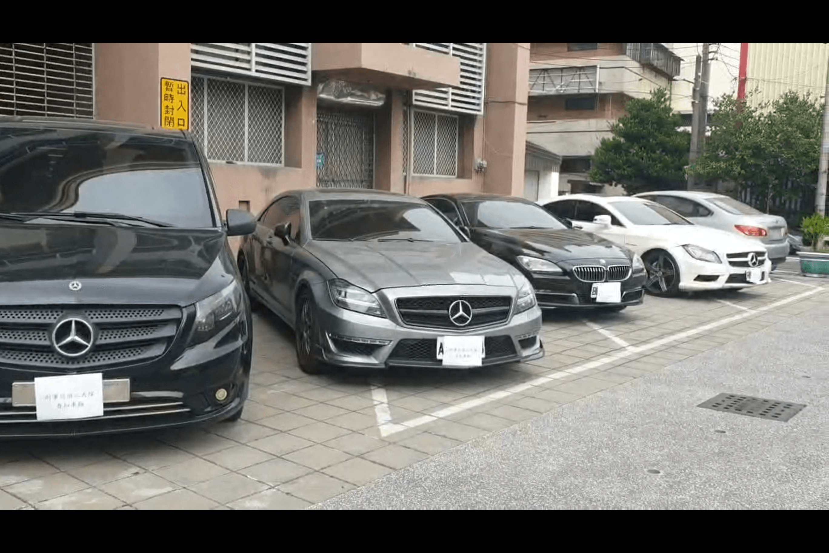 警方查扣的價值數千萬的百萬豪車。(警方提供)