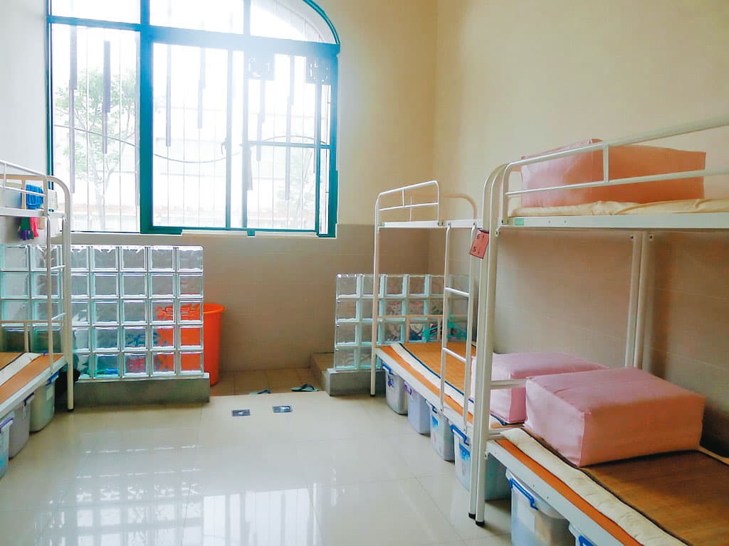 台中女監曾發生受刑人用衛生衣綁在舍房上鋪床架、上吊自殺的事件。(翻攝台中女子監獄官網)