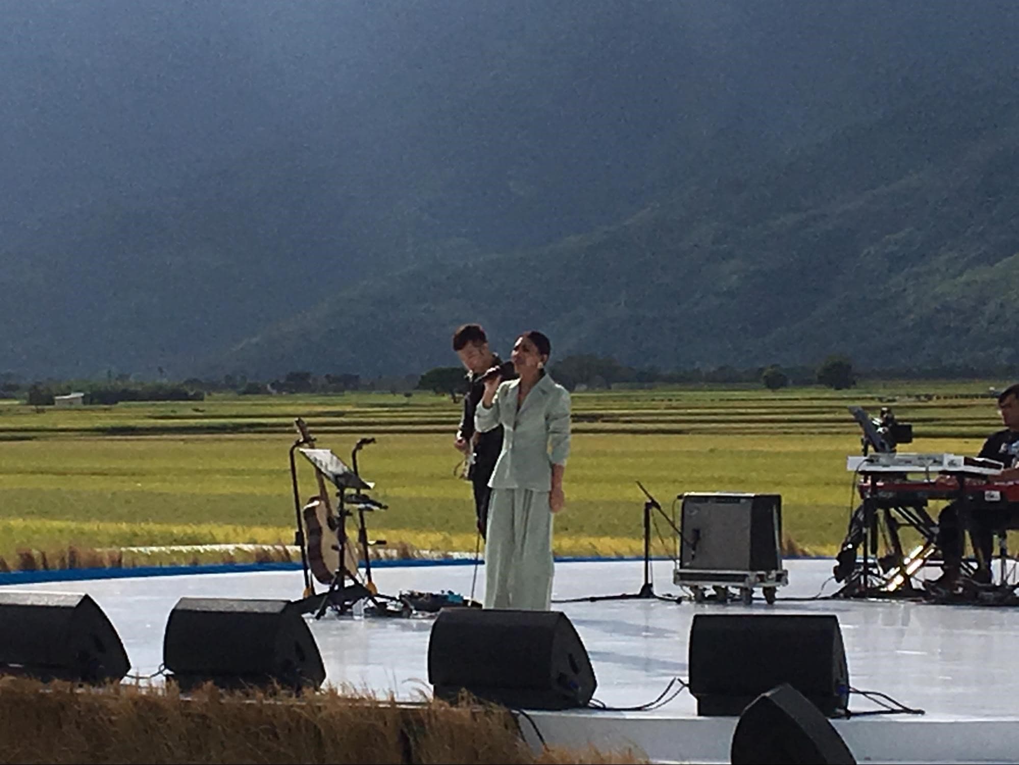 金曲歌手后艾怡良在池上表演熱力十足,頻頻與觀眾互動、喊話。