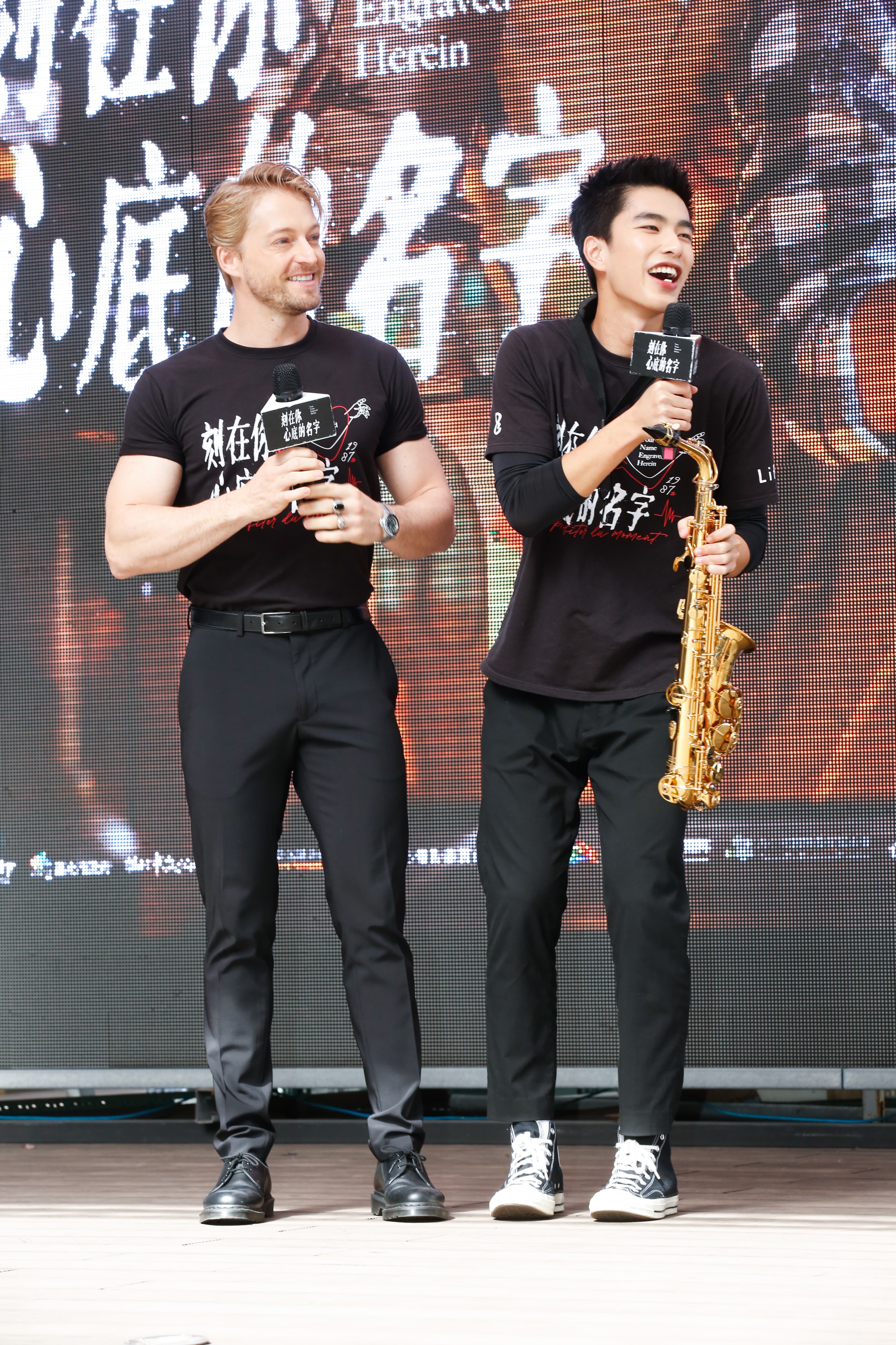 曾敬驊(右)學過7年薩克斯風,這陣子又再抽空練習。