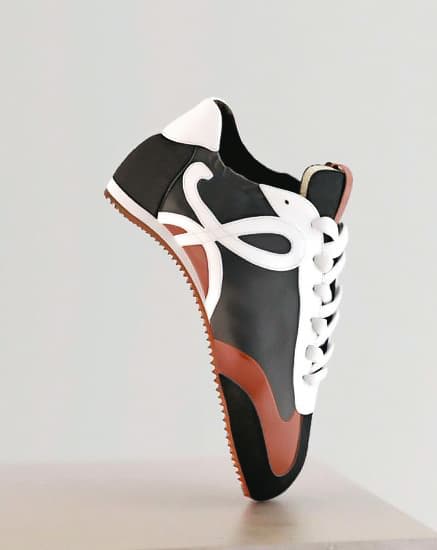 Ballet Runner小牛皮運動鞋，價格店洽。（LOEWE提供）