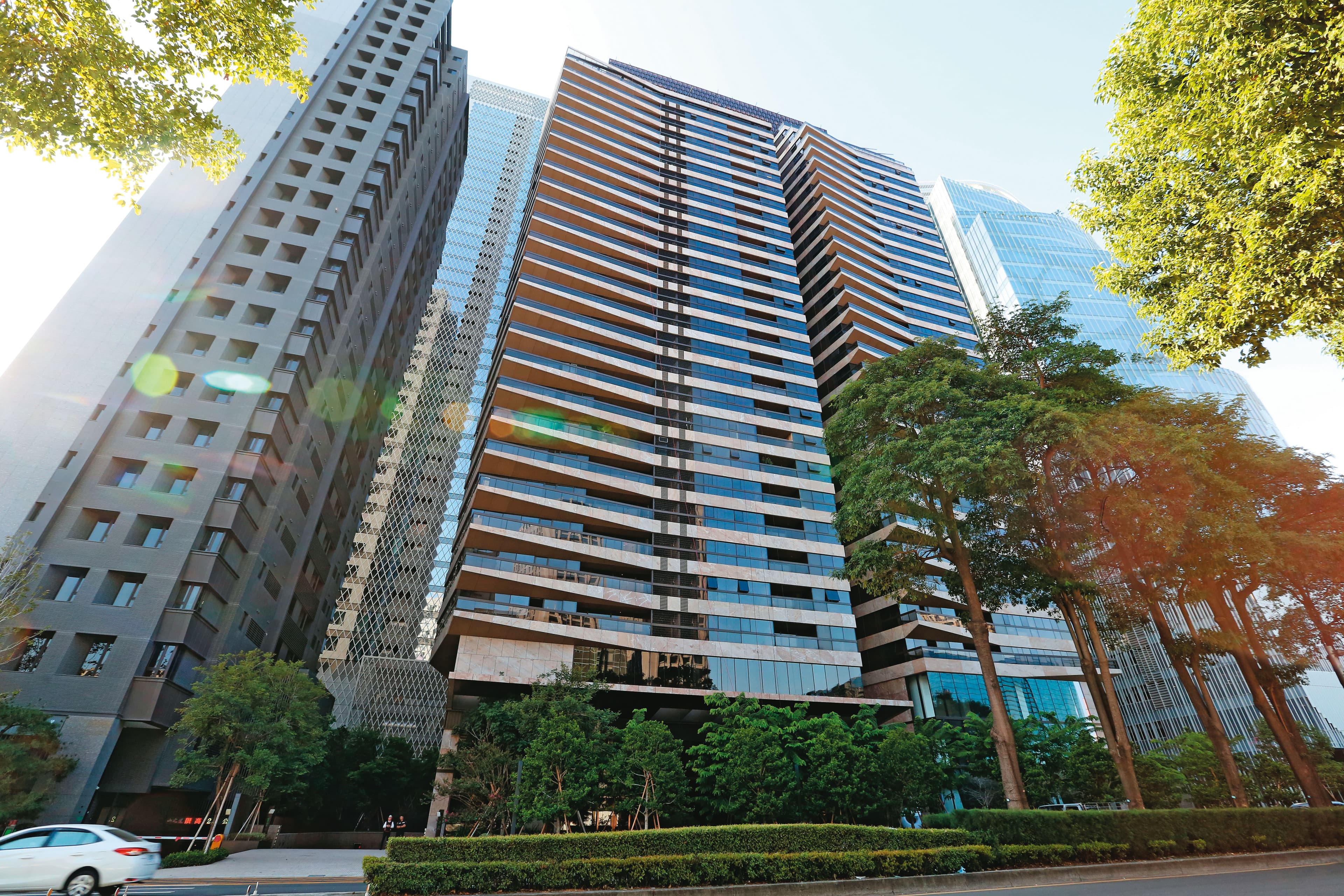 王令麟9月砸下7.5億元,在台中七期豪宅「丽格」買下600多坪商用空間,作為直銷事業的旗艦店。